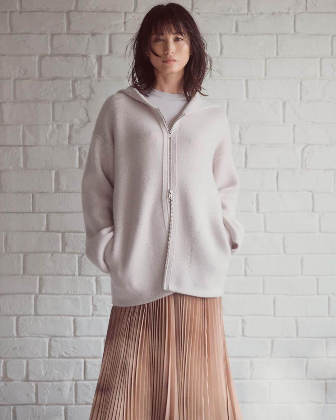 Theory luxe official account.のインスタグラム：「［FALL 2023 COLLECTION -September-］  カシミヤブレンドの上質なウール素材で、カジュアルを格上げしたフーデッドカーディガン。 ダブルジップなので、着こなしのアレンジも利きます。  ベーシックなクルーネックニットを合わせ、軽やかなプリーツスカートで究極の上品エフォートレスを意識。 ダークな色味になりがちな秋冬スタイルこそ、優しいカラーリングで明るく彩って。  #theoryluxe #セオリーリュクス #ニット #ニットカーディガン #フーデッドカーディガン #スカート #プリーツスカート #フレアスカート #ロングスカート #ワントーン #ワントーンコーデ #きれいめカジュアル」