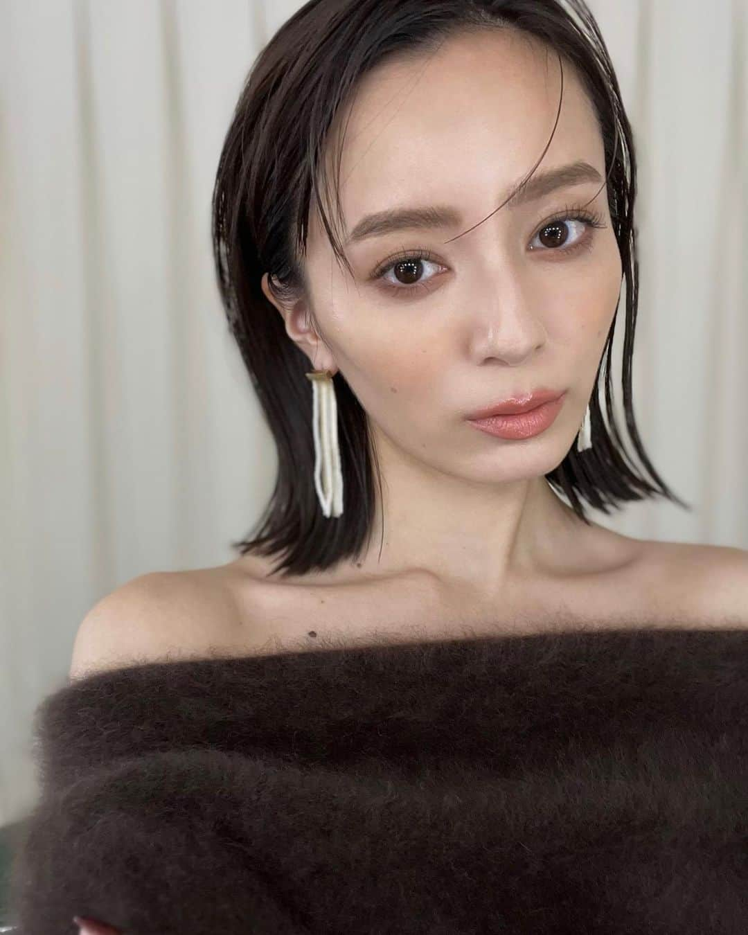 中村麻美のインスタグラム：「今日は一日撮影でした✨  冬の新作もとても可愛いんです..♡  ヘアメイクはいつもお世話になっている @akiyamahitomi09 ☺️  #anuans #anuans_2023aw」