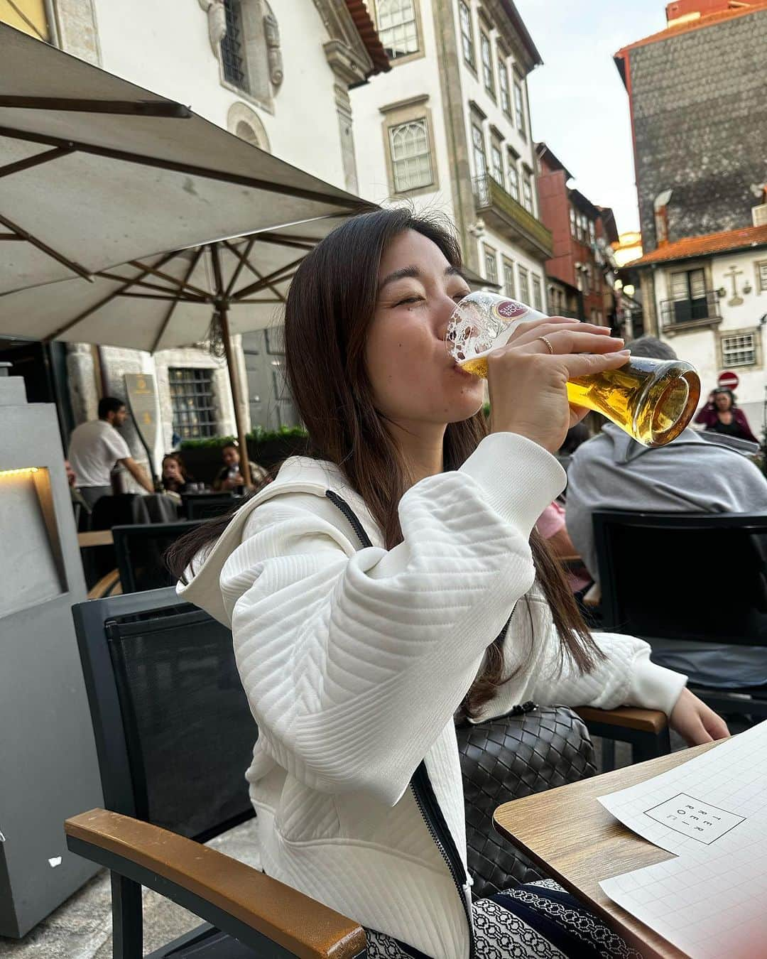 吉冨愛子 のインスタグラム：「This is me 🍺😂  これは3月です🇵🇹  こんな投稿しながら、電車で隣の酔っ払いの携帯が足に降ってきて、去り際には小指を踏まれました爆笑  笑っちまった😂  #ポルトガル #ポルト #ヨーロッパ #結婚式 #ついで旅行 #ビール #whatawonderfulworld #port #portgual #europe #beer」