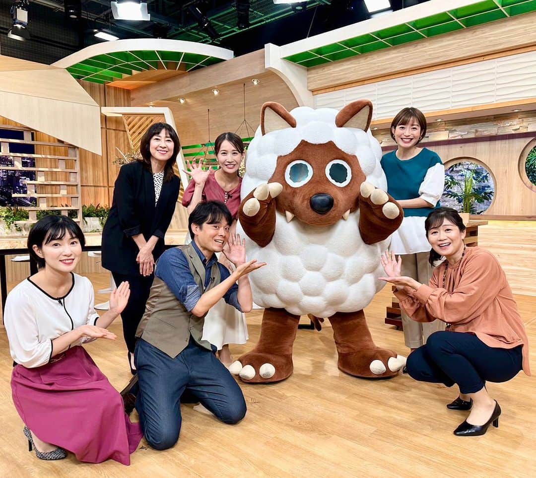 平山雅のインスタグラム：「ウルフィにみ〜んなメ〜ロメロ❤️  16時台のお天気中継中、え？ウルフィが映りこんでる！？って興奮していたら！ なんと島津アナと中京テレビに向かっていたらしい😳✨ 放送終了間際、サプライズ登場でびっっっくりしました！ 可愛かったなぁウルフィ🥹🥹💕  島津アナ、ウルフィ来てくれてありがとうございました〜🏀✨  #メ〜テレ #中京テレビ #コラボ #バスケ #バスケW杯  #ウルフィ #島津咲苗 #アナウンサー #AkatsukiJapan #応援 #ctvcatch」