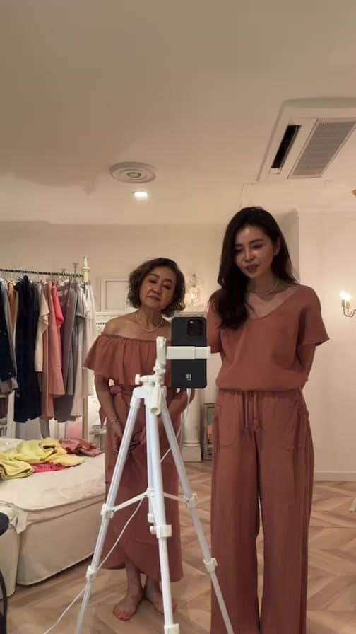 エミ ペインのインスタグラム：「SALE品くまなく紹介ライブ♥️  ご視聴中のお客様同士が会話して下さってるのが嬉しくて泣きそうでした🥺  あ、今日紹介したのは50%オフになってる  ✔️タイラトップ　全色 ✔️タイラチューリップスカート　全色 ✔️タイラワイドパンツ　   フラミンゴ🦩レモン🍋  ダスティピンク🩷テラコッタ🤎  です✨✨  ご視聴いただいた皆様 今日もありがとうございました💕 また来週もなんかライブします🎬  Emi & お母ちゃん」