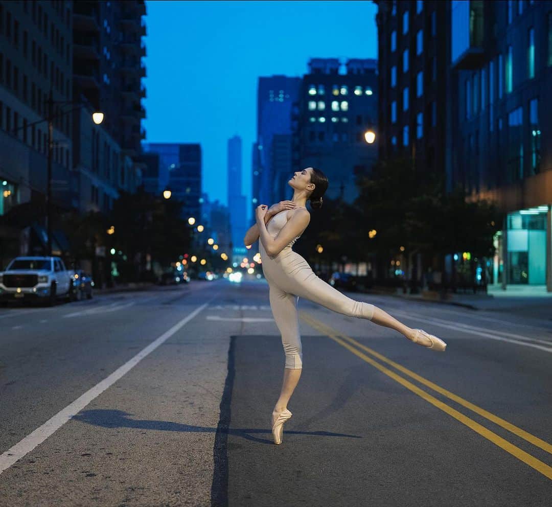 ballerina projectのインスタグラム：「𝐁𝐚𝐬𝐢𝐚 𝐑𝐡𝐨𝐝𝐞𝐧 on South Wabash Avenue in Chicago.   @basia.rhoden #basiarhoden #southwabashavenue #chicago #ballerinaproject #ballerina #ballet #dance #rickowens  Ballerina Project 𝗹𝗮𝗿𝗴𝗲 𝗳𝗼𝗿𝗺𝗮𝘁 𝗹𝗶𝗺𝗶𝘁𝗲𝗱 𝗲𝗱𝘁𝗶𝗼𝗻 𝗽𝗿𝗶𝗻𝘁𝘀 and 𝗜𝗻𝘀𝘁𝗮𝘅 𝗰𝗼𝗹𝗹𝗲𝗰𝘁𝗶𝗼𝗻𝘀 on sale in our Etsy store. Link is located in our bio.  𝙎𝙪𝙗𝙨𝙘𝙧𝙞𝙗𝙚 to the 𝐁𝐚𝐥𝐥𝐞𝐫𝐢𝐧𝐚 𝐏𝐫𝐨𝐣𝐞𝐜𝐭 on Instagram to have access to exclusive and never seen before content. 🩰」