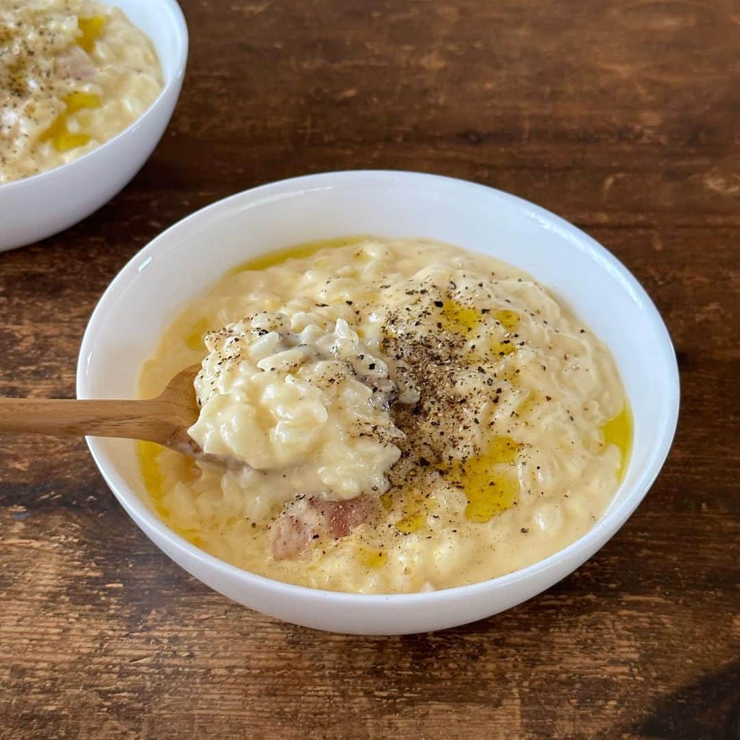Tesshiさんのインスタグラム写真 - (TesshiInstagram)「カルボナーラ的おじや Rice porridge #yummy #homemade #healthy #porridge #rice #milk #egg #cheese #おいしい #おじや #雑炊 #カルボナーラ #卵 #マカロニメイト #フーディーテーブル #手作り  オリーブオイル大1〜、ベーコン40g、水1カップ、コンソメ1個、牛乳1カップ、ご飯大盛り200g、チーズひとつかみ50g〜、火を止めて卵1個、塩胡椒など 1~ tbsp olive oil, 40g bacon, 1 cup milk, 1 stock cube, 1 cup milk, 200g Gohan, a bunch of cheese 50g~, turn off the heat and 1 egg, salt and pepper…」8月29日 21時59分 - tmytsm