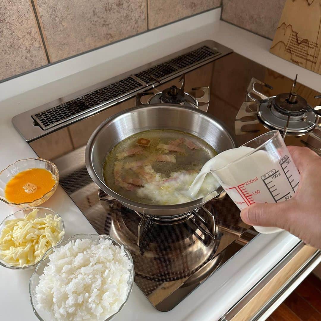 Tesshiさんのインスタグラム写真 - (TesshiInstagram)「カルボナーラ的おじや Rice porridge #yummy #homemade #healthy #porridge #rice #milk #egg #cheese #おいしい #おじや #雑炊 #カルボナーラ #卵 #マカロニメイト #フーディーテーブル #手作り  オリーブオイル大1〜、ベーコン40g、水1カップ、コンソメ1個、牛乳1カップ、ご飯大盛り200g、チーズひとつかみ50g〜、火を止めて卵1個、塩胡椒など 1~ tbsp olive oil, 40g bacon, 1 cup milk, 1 stock cube, 1 cup milk, 200g Gohan, a bunch of cheese 50g~, turn off the heat and 1 egg, salt and pepper…」8月29日 21時59分 - tmytsm