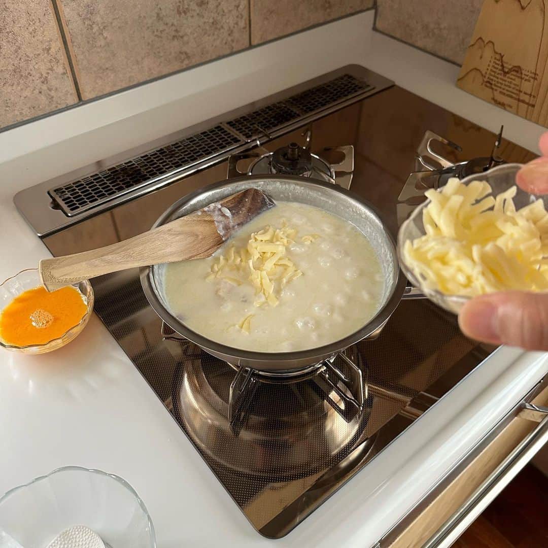 Tesshiさんのインスタグラム写真 - (TesshiInstagram)「カルボナーラ的おじや Rice porridge #yummy #homemade #healthy #porridge #rice #milk #egg #cheese #おいしい #おじや #雑炊 #カルボナーラ #卵 #マカロニメイト #フーディーテーブル #手作り  オリーブオイル大1〜、ベーコン40g、水1カップ、コンソメ1個、牛乳1カップ、ご飯大盛り200g、チーズひとつかみ50g〜、火を止めて卵1個、塩胡椒など 1~ tbsp olive oil, 40g bacon, 1 cup milk, 1 stock cube, 1 cup milk, 200g Gohan, a bunch of cheese 50g~, turn off the heat and 1 egg, salt and pepper…」8月29日 21時59分 - tmytsm