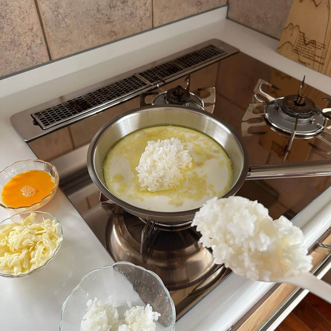 Tesshiさんのインスタグラム写真 - (TesshiInstagram)「カルボナーラ的おじや Rice porridge #yummy #homemade #healthy #porridge #rice #milk #egg #cheese #おいしい #おじや #雑炊 #カルボナーラ #卵 #マカロニメイト #フーディーテーブル #手作り  オリーブオイル大1〜、ベーコン40g、水1カップ、コンソメ1個、牛乳1カップ、ご飯大盛り200g、チーズひとつかみ50g〜、火を止めて卵1個、塩胡椒など 1~ tbsp olive oil, 40g bacon, 1 cup milk, 1 stock cube, 1 cup milk, 200g Gohan, a bunch of cheese 50g~, turn off the heat and 1 egg, salt and pepper…」8月29日 21時59分 - tmytsm