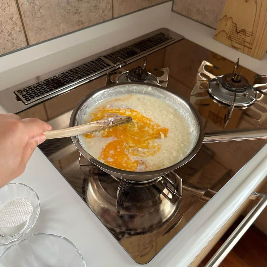 Tesshiさんのインスタグラム写真 - (TesshiInstagram)「カルボナーラ的おじや Rice porridge #yummy #homemade #healthy #porridge #rice #milk #egg #cheese #おいしい #おじや #雑炊 #カルボナーラ #卵 #マカロニメイト #フーディーテーブル #手作り  オリーブオイル大1〜、ベーコン40g、水1カップ、コンソメ1個、牛乳1カップ、ご飯大盛り200g、チーズひとつかみ50g〜、火を止めて卵1個、塩胡椒など 1~ tbsp olive oil, 40g bacon, 1 cup milk, 1 stock cube, 1 cup milk, 200g Gohan, a bunch of cheese 50g~, turn off the heat and 1 egg, salt and pepper…」8月29日 21時59分 - tmytsm