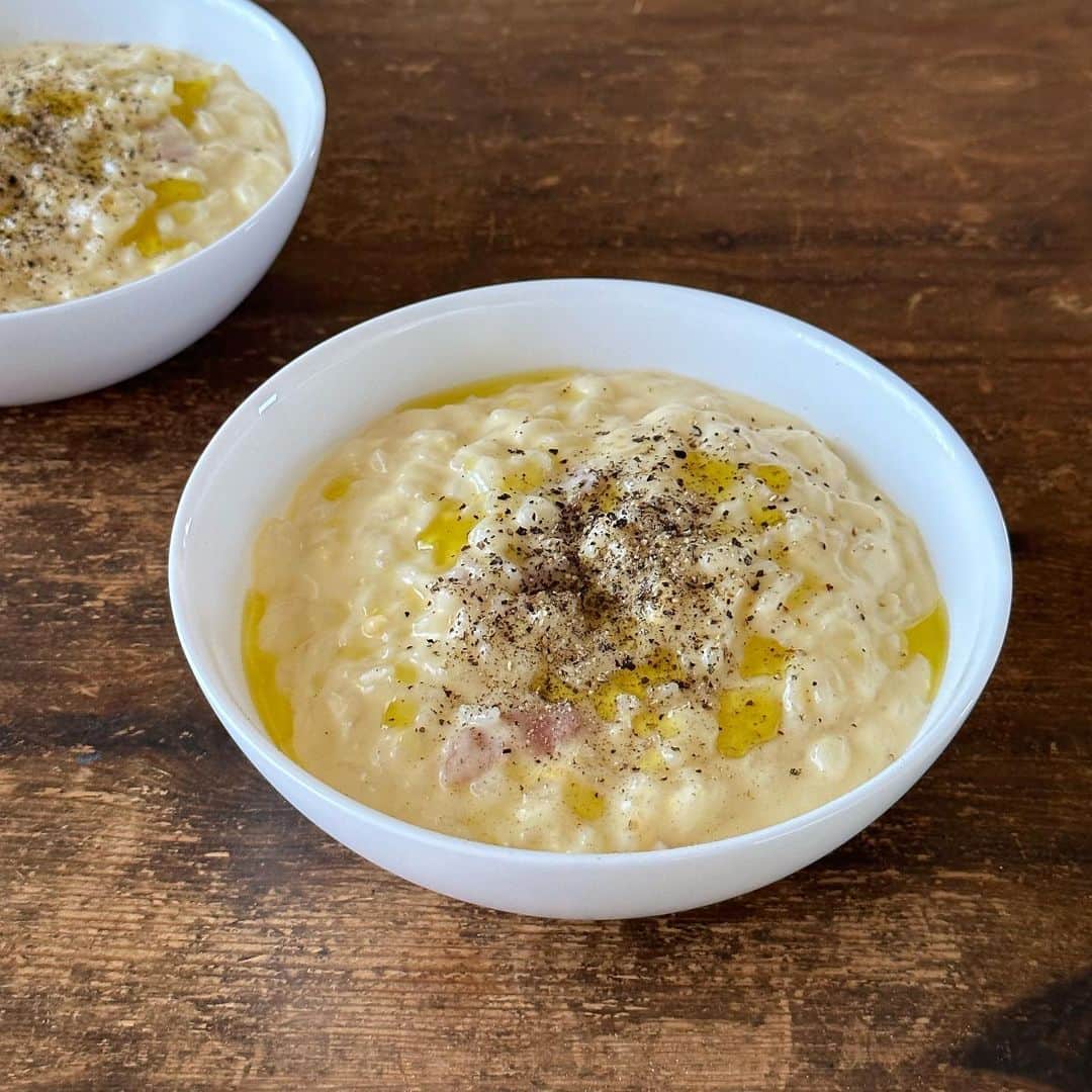 Tesshiさんのインスタグラム写真 - (TesshiInstagram)「カルボナーラ的おじや Rice porridge #yummy #homemade #healthy #porridge #rice #milk #egg #cheese #おいしい #おじや #雑炊 #カルボナーラ #卵 #マカロニメイト #フーディーテーブル #手作り  オリーブオイル大1〜、ベーコン40g、水1カップ、コンソメ1個、牛乳1カップ、ご飯大盛り200g、チーズひとつかみ50g〜、火を止めて卵1個、塩胡椒など 1~ tbsp olive oil, 40g bacon, 1 cup milk, 1 stock cube, 1 cup milk, 200g Gohan, a bunch of cheese 50g~, turn off the heat and 1 egg, salt and pepper…」8月29日 21時59分 - tmytsm