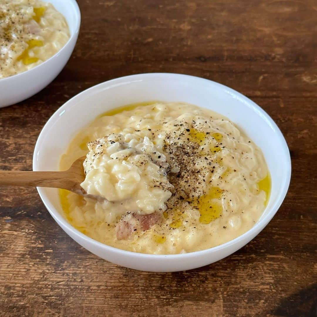 Tesshiのインスタグラム：「カルボナーラ的おじや Rice porridge #yummy #homemade #healthy #porridge #rice #milk #egg #cheese #おいしい #おじや #雑炊 #カルボナーラ #卵 #マカロニメイト #フーディーテーブル #手作り  オリーブオイル大1〜、ベーコン40g、水1カップ、コンソメ1個、牛乳1カップ、ご飯大盛り200g、チーズひとつかみ50g〜、火を止めて卵1個、塩胡椒など 1~ tbsp olive oil, 40g bacon, 1 cup milk, 1 stock cube, 1 cup milk, 200g Gohan, a bunch of cheese 50g~, turn off the heat and 1 egg, salt and pepper…」