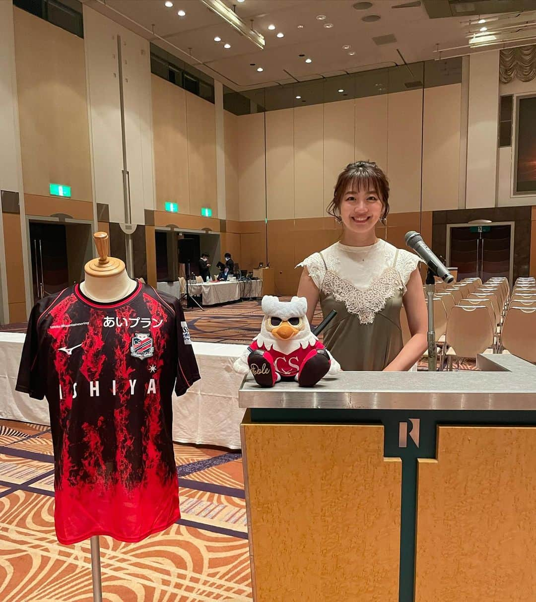 湯浅知里のインスタグラム：「♡♡ . . 2023北海道コンサドーレ札幌 パートナーエールカンファレンスpresented by 明治安田生命 (第25節 川崎フロンターレ戦パブリックビューイング) 今年もMCを務めさせていただきました🎤✨ . 競馬中継のあと急いで会場入り💨 あっという間に本番を迎えましたが 心強いDSPチームの皆さまに支えられて乗り切ることができました😊✨ . それにステージには竜二さんと 今年は石川さんまで🥺🥺 ほぼ地元が同じ石川さんとまたお仕事でお会いできたのは本当に嬉しかったなぁ。 . 個人的な反省点はあるものの コンサのパートナーさんは みんな温かいので 凄く良い空間の中でMCをさせていただきました。ありがとうございました。また頑張ります‼︎」