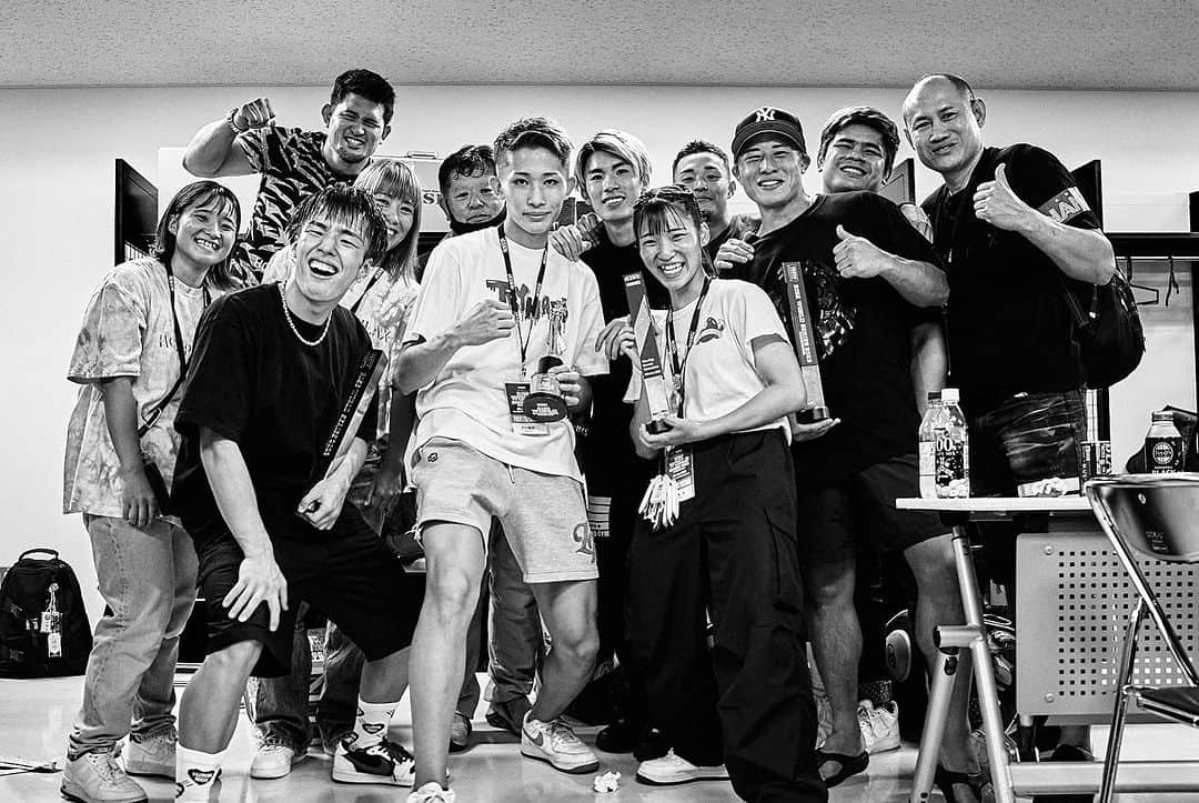 HIROYAのインスタグラム：「【RISE WS2023 2nd 】 @rise_2003official   TRYHARD GYMから4選手が出場し、4選手共に勝利することができました🏆  正直なところ、戦前は分が悪いと思っていた試合もありましたが、勝ちを繋いで全勝に結び付きました。  選手個人はもちろん、チーム、そして応援・サポートしてくださる皆様の力があって成し得た結果です。  それにしても最近すごい勝率で。 どうしてこんなに勝てるんだろう。笑  一番は選手達自身がしっかり課題と向き合って試合に向けて日々努力をしているからです。  サポートする側としてもこうして選手が結果を出すと、やっていることが間違いないというのが再確認できてジムとして強い自信につながっていきます👍  試合後も打ち上げでトレーナー陣みんなで酔っ払いながら反省会をしたり、ふざけた話をしたり。笑  同日にタイ修行中のKOKOZがルンピニで試合をしましが、2-1の僅差の判定で負けてしまいました。 RISEでは全勝でしたが、トライハードジムとしてこの日全勝をすることはできませんでした。  勝負なので勝ちがあれば負けもあります。  選手達にとって上に行けば行くほど険しい道のりは続きますが、少しでも選手の勝率を上げれるよう最大限のサポートをしてみんなで勝ちに行きます！  皆様の応援が力になります。 引き続き、選手そしてジムの応援をお願いいたします❗️  ありがとうございました。 @tryhardgym   1st Photo by @kushimax55」