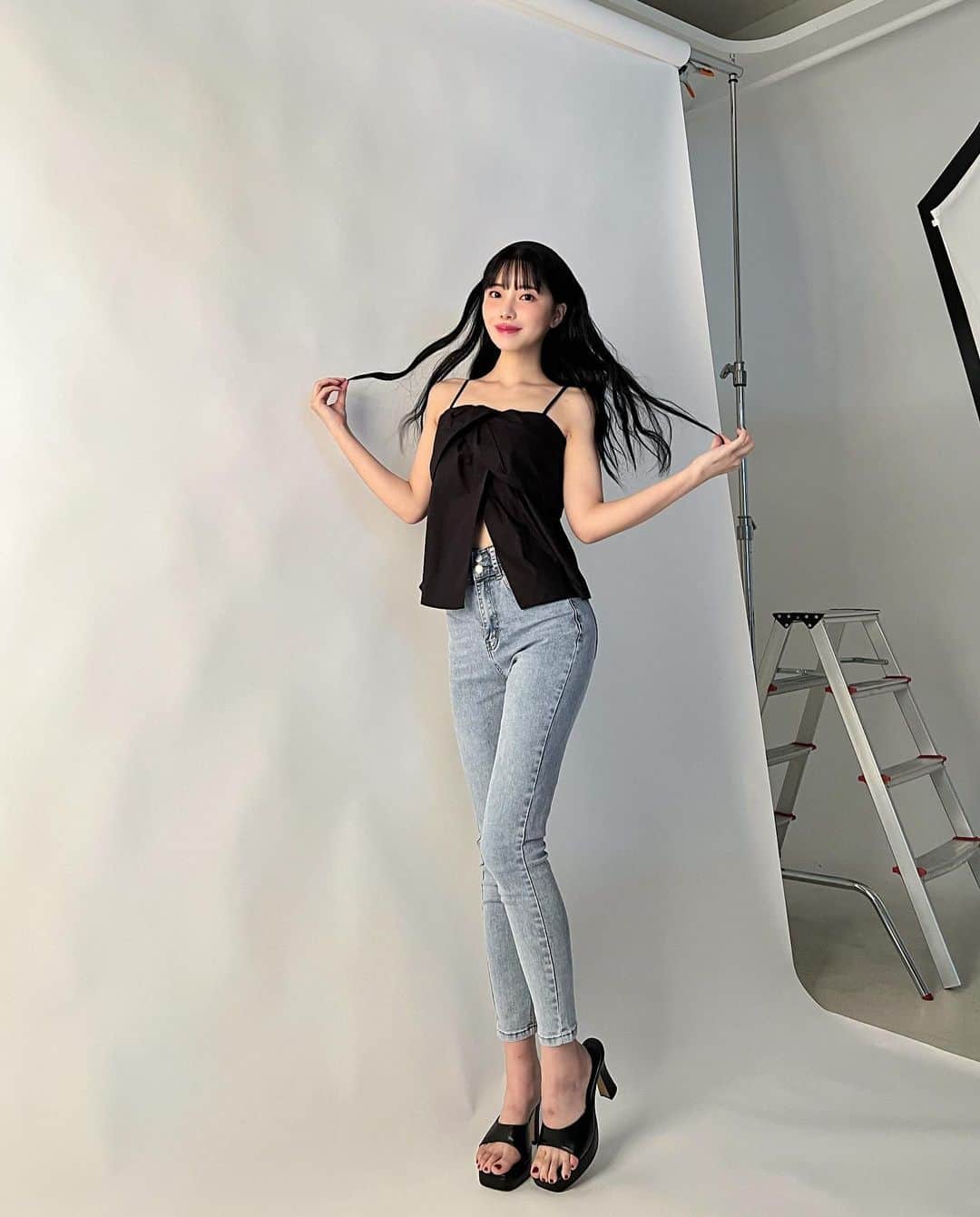 えみ姉のインスタグラム：「ㅤ ㅤ みんなに早く知らせたいことがいっぱいある... ㅤ とりあえず今週一個やっと言える🥹 ㅤ ﾄﾞｷﾄﾞｷ❤️‍🔥❤️‍🔥❤️‍🔥❤️‍🔥❤️‍🔥❤️‍🔥 ㅤ ㅤ 下半期はいっぱい楽しみあるけん 待っててな〜〜〜 ㅤ ㅤ ㅤ#骨格ストレート #骨スト #黒髪 #黒髪ロング #ダイエット #韓国 #韓国ヘア」