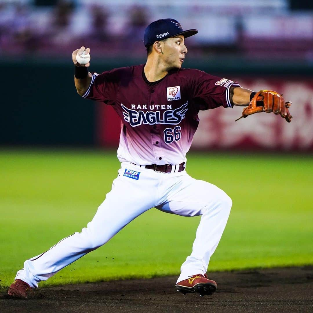 東北楽天ゴールデンイーグルスさんのインスタグラム写真 - (東北楽天ゴールデンイーグルスInstagram)「⚾️  ⚾️E 2-1 L⚾️  1点を争う緊迫の投手戦を制して4連勝‼️‼️‼️ これでFANS‘ユニホーム着用試合は10戦9勝に✨✨ 先発の則本選手が7回途中5安打1失点4奪三振で7勝目🎉 鈴木翔天選手、渡辺翔太選手、松井裕樹選手の継投で無失点に💯 これで松井裕樹選手は29セーブ目👏🏼👏🏼 打線は5回に岡島選手が2ベースヒットで出塁すると フランコ選手が値千金の12号2ラン🔥🔥🔥  #鷲が掴む #rakuteneagles #則本昂大 #マイケルフランコ  #岡島豪郎 #鈴木翔天 #渡辺翔太 #松井裕樹 #伊藤裕季也 #村林一輝  #辰己涼介」8月29日 22時03分 - rakuten_eagles