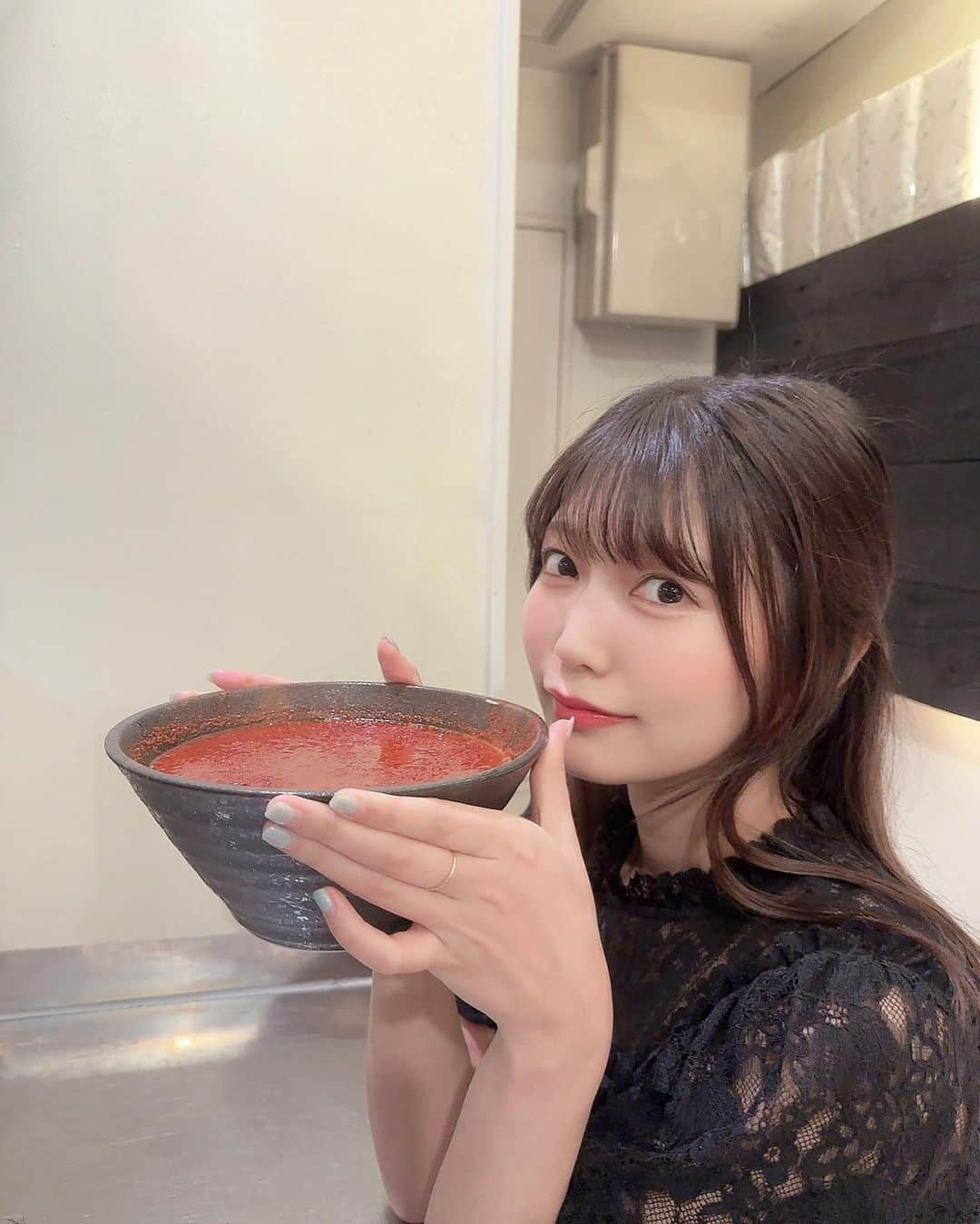 松下玲緒菜のインスタグラム：「趣味は辛いものを食べに行くことです . . 1番辛い煉獄ってメニューにしてみたけど美味しく食べられたので次はもっと辛い裏煉獄ってのもあるから試してみよ🪄 . . . #激辛 #激辛グルメ #辛麺 #こんにゃく麺 #辛麺華火 #新宿御苑グルメ #新宿御苑ディナー #歌舞伎町ディナー #歌舞伎町グルメ」