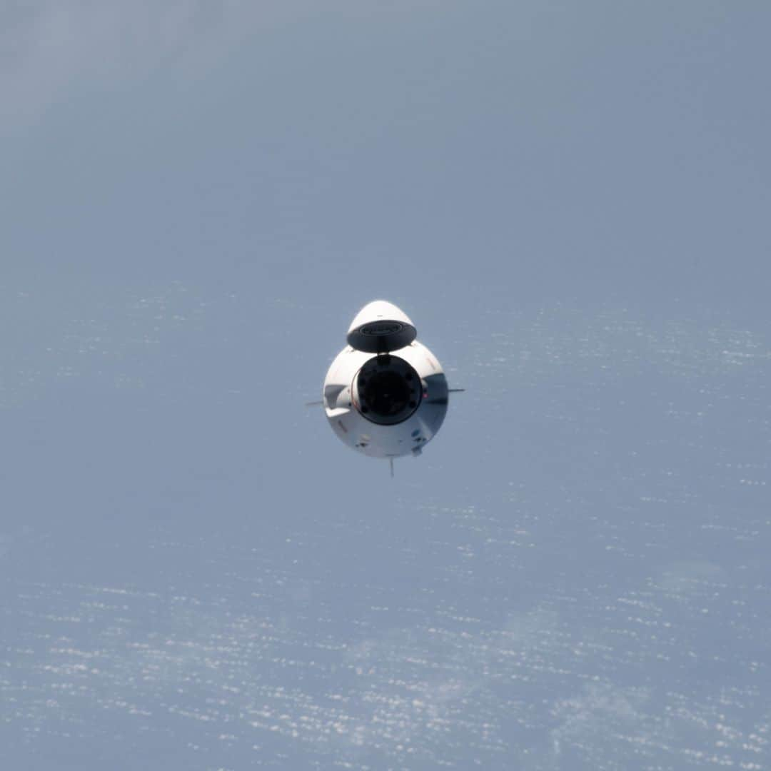 国際宇宙ステーションさんのインスタグラム写真 - (国際宇宙ステーションInstagram)「It's a full house aboard the station as NASA’s SpaceX Crew-7 ups the orbiting laboratory’s population to 11.   The Expedition 69 crew welcomed NASA astronaut Jasmin Moghbeli, ESA astronaut Andreas Mogensen, JAXA astronaut Satoshi Furukawa, and Roscosmos cosmonaut Konstantin Borisov on August 27, 2023, following hatch opening. Crew-7 will embark on a six-month research mission in space, conducting new scientific research to benefit humanity on Earth and prepare for human exploration beyond low Earth orbit.  Pic 1) NASA astronaut and Crew-7 Commander, Jasmin Moghbeli, poses for a photo in the first moments the Crew-7 quartet is onboard the International Space Station after hatch opening.  Pic 2) JAXA astronaut and Crew-7 Mission Specialist, Satoshi Furukawa, smiles for a photo while holding a welcome message from the Expedition 69 crew, following Crew-7's arrival to the International Space Station.  Pic 3) SpaceX's Dragon Endurance spacecraft carrying the Crew-7 quartet approaches the International Space Station for docking on August 27, 2023, as it soared 261 miles above the Atlantic ocean.  Pic 4) NASA astronaut and Crew-7 Commander, Jasmin Moghbeli, hugs NASA astronaut Stephen Bowen after entering through the hatch following Crew-7's arrival to the International Space Station.  Pic 5) SpaceX's Dragon Endurance spacecraft, with the four Crew-7 members aboard, NASA astronaut Jasmin Moghbeli, ESA astronaut Andreas Mogensen, JAXA astronaut Satoshi Furukawa, and Roscosmos cosmonaut Konstantin Borisov, approaches the International Space Station as it prepares to autonomously dock to the Harmony module's space-facing port.  #nasa #international #space #station #crew7 #jaxa #esa #roscosmos #dragon #endurance #spacex #astronaut #cosmonaut #roscosmos #exp69 #orbiting #lab #low #Earth #orbit #spacecraft #crew」8月29日 22時07分 - iss