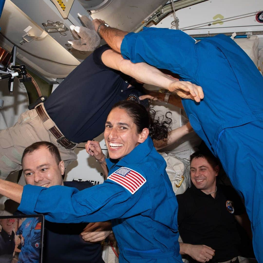 国際宇宙ステーションのインスタグラム：「It's a full house aboard the station as NASA’s SpaceX Crew-7 ups the orbiting laboratory’s population to 11.   The Expedition 69 crew welcomed NASA astronaut Jasmin Moghbeli, ESA astronaut Andreas Mogensen, JAXA astronaut Satoshi Furukawa, and Roscosmos cosmonaut Konstantin Borisov on August 27, 2023, following hatch opening. Crew-7 will embark on a six-month research mission in space, conducting new scientific research to benefit humanity on Earth and prepare for human exploration beyond low Earth orbit.  Pic 1) NASA astronaut and Crew-7 Commander, Jasmin Moghbeli, poses for a photo in the first moments the Crew-7 quartet is onboard the International Space Station after hatch opening.  Pic 2) JAXA astronaut and Crew-7 Mission Specialist, Satoshi Furukawa, smiles for a photo while holding a welcome message from the Expedition 69 crew, following Crew-7's arrival to the International Space Station.  Pic 3) SpaceX's Dragon Endurance spacecraft carrying the Crew-7 quartet approaches the International Space Station for docking on August 27, 2023, as it soared 261 miles above the Atlantic ocean.  Pic 4) NASA astronaut and Crew-7 Commander, Jasmin Moghbeli, hugs NASA astronaut Stephen Bowen after entering through the hatch following Crew-7's arrival to the International Space Station.  Pic 5) SpaceX's Dragon Endurance spacecraft, with the four Crew-7 members aboard, NASA astronaut Jasmin Moghbeli, ESA astronaut Andreas Mogensen, JAXA astronaut Satoshi Furukawa, and Roscosmos cosmonaut Konstantin Borisov, approaches the International Space Station as it prepares to autonomously dock to the Harmony module's space-facing port.  #nasa #international #space #station #crew7 #jaxa #esa #roscosmos #dragon #endurance #spacex #astronaut #cosmonaut #roscosmos #exp69 #orbiting #lab #low #Earth #orbit #spacecraft #crew」