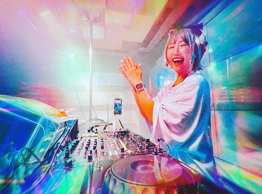 DJ YURINAのインスタグラム：「ステージ立つといつも目がない😂 顔作る間ないくらいそんくらい、みんなと同じ空気楽しい💕  8月締めくくりラストパーティーしよ❣️ 8/29 @palace_bar_lounge  8/30 @voyager_shibuya   今年の夏楽しかった？ て言ってやろう💪  #dj #djyurina #club #smile #笑顔 #楽しい #照明 #edm #hiphop #日本語ラップ #ラップ #tiktok」