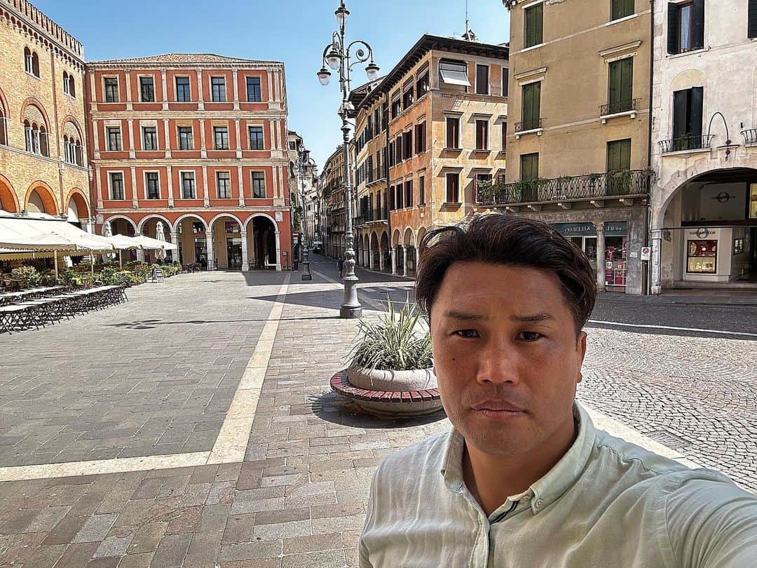 大西将太郎さんのインスタグラム写真 - (大西将太郎Instagram)「【イタリア出張1】 イタリアはトレヴィーゾ。2007年W杯前に訪れた場所に今度は中継をする立場で帰ってくることが出来ました。 とにかく暑かったイタリアでしたが選手の時とは違う角度で街を見れたり、試合を支えているスタッフの目線で中継に関われて勉強になることばかりでした。日本代表の結果に関してはどんな状況でも僕たちは応援するしかないんですよ！試合後にみんなの笑顔が見たいから…本番で見せつけてください。  少数精鋭のスタッフの中、長時間に及ぶロケもこのメンバーに助けられて本当に楽しかったです。ありがとうございました。」8月29日 22時09分 - shotaro12