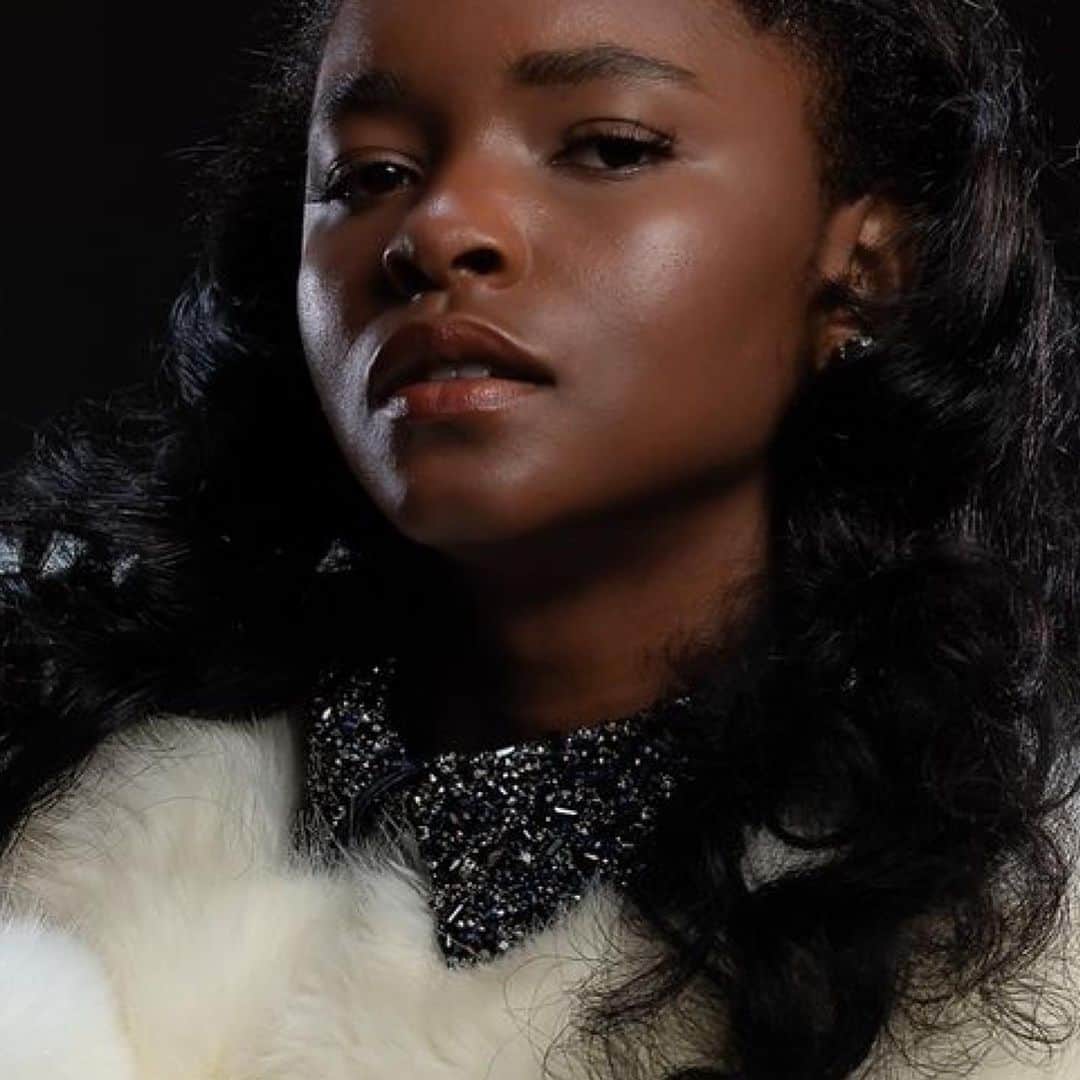 のインスタグラム：「@ericksonbeamon necklace getting ready for fall  @marieclaire_ua August 2023 "Summer Days are Over" @indi_dhabi  @thecannonmediagroup  @nikkij_mua  @geoxge  @winnie_noan  @ava.cella  @jadore.julia  @sydneylynch_  @isthatkhaleah  @wilhelminamodels  @theonly.agency  @cd.greene  @eastvillagehats  @sarahpalmer_italy_  @maisonatia  @verdavainneofficial  @ericksonbeamon  @showroomseven」