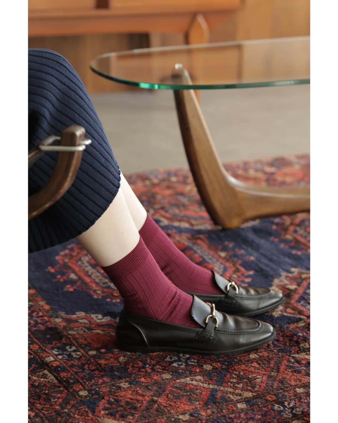 靴下屋公式アカウント（tabio）さんのインスタグラム写真 - (靴下屋公式アカウント（tabio）Instagram)「. "深みのあるカラーソックスで秋気分" ソフトかつスッキリとした薄手の生地感で 靴を選ばず履ける一足。 深みのある秋のカラーで季節感を先取り！  ▷8×2リブショートソックス #021131437 ¥1,100  #tabio#madeinjapan#socks#sockstyle#socksoftheday#ootd#legfasion#Autumn#color#タビオ#ソックス#カラーソックス#レッグファッション#大人の足元#秋カラー#靴下#北欧#袜子#양말#속스」8月29日 22時11分 - tabio.jp