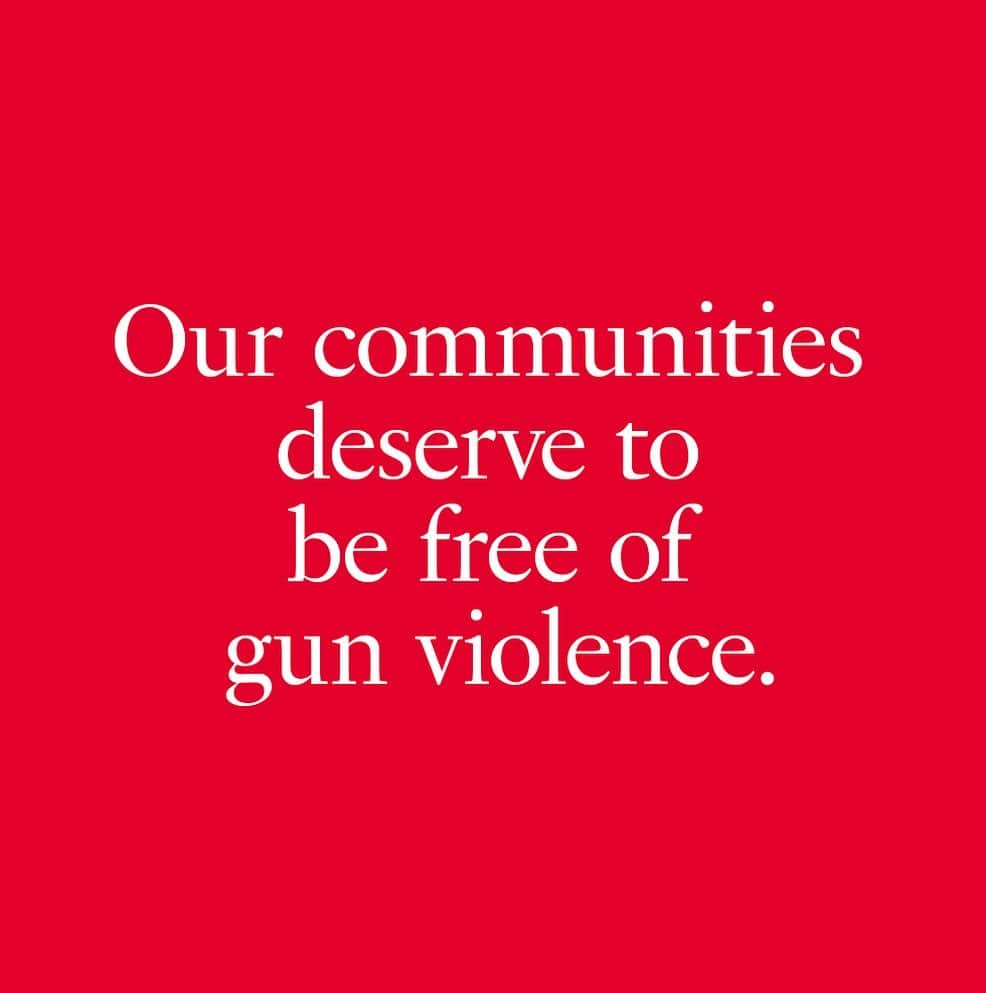 ヒラリー・クリントンのインスタグラム：「Kids deserve to go to school free of gun violence. ⁣ ⁣ Teachers deserve to give lessons free of gun violence. ⁣ ⁣ Shoppers deserve to buy groceries free of gun violence. ⁣ ⁣ And on and on.」