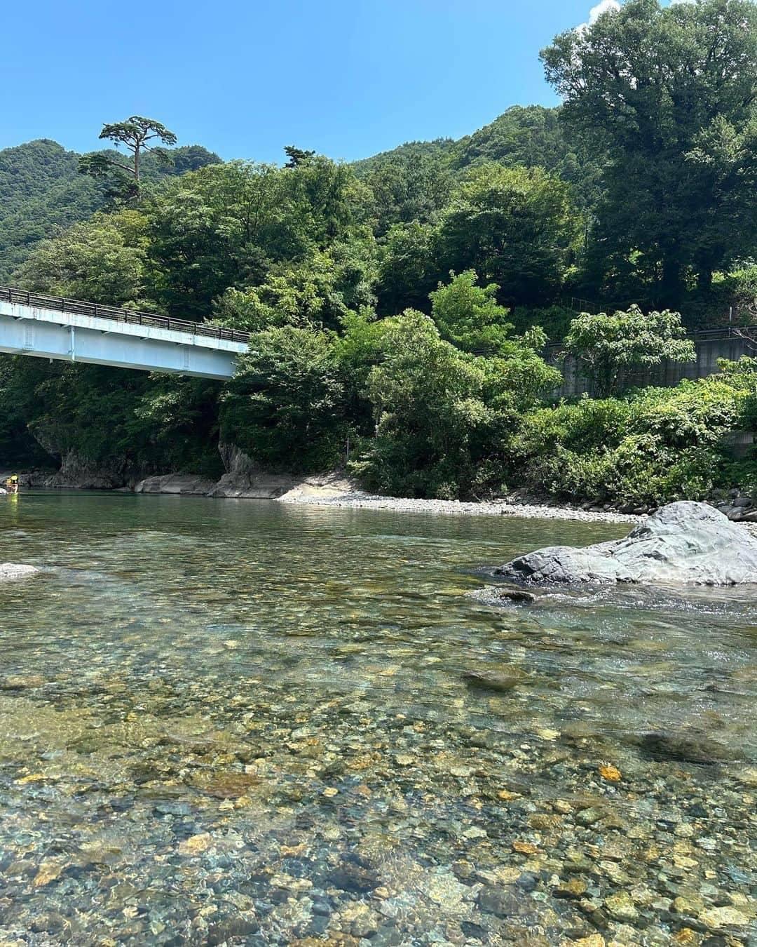 加藤沙知さんのインスタグラム写真 - (加藤沙知Instagram)「夏の思い出。 8月も終わりますね。  写真は、夏休みで実家に帰省した際に、 足元だけ川遊びをした時のもの。  冷たい水が気持ちよかった〜☺️  #川 #周りの子ども達は泳いでた #私も泳ぎたかった  #夏 #夏休みの思い出」8月29日 22時22分 - mrt.kato