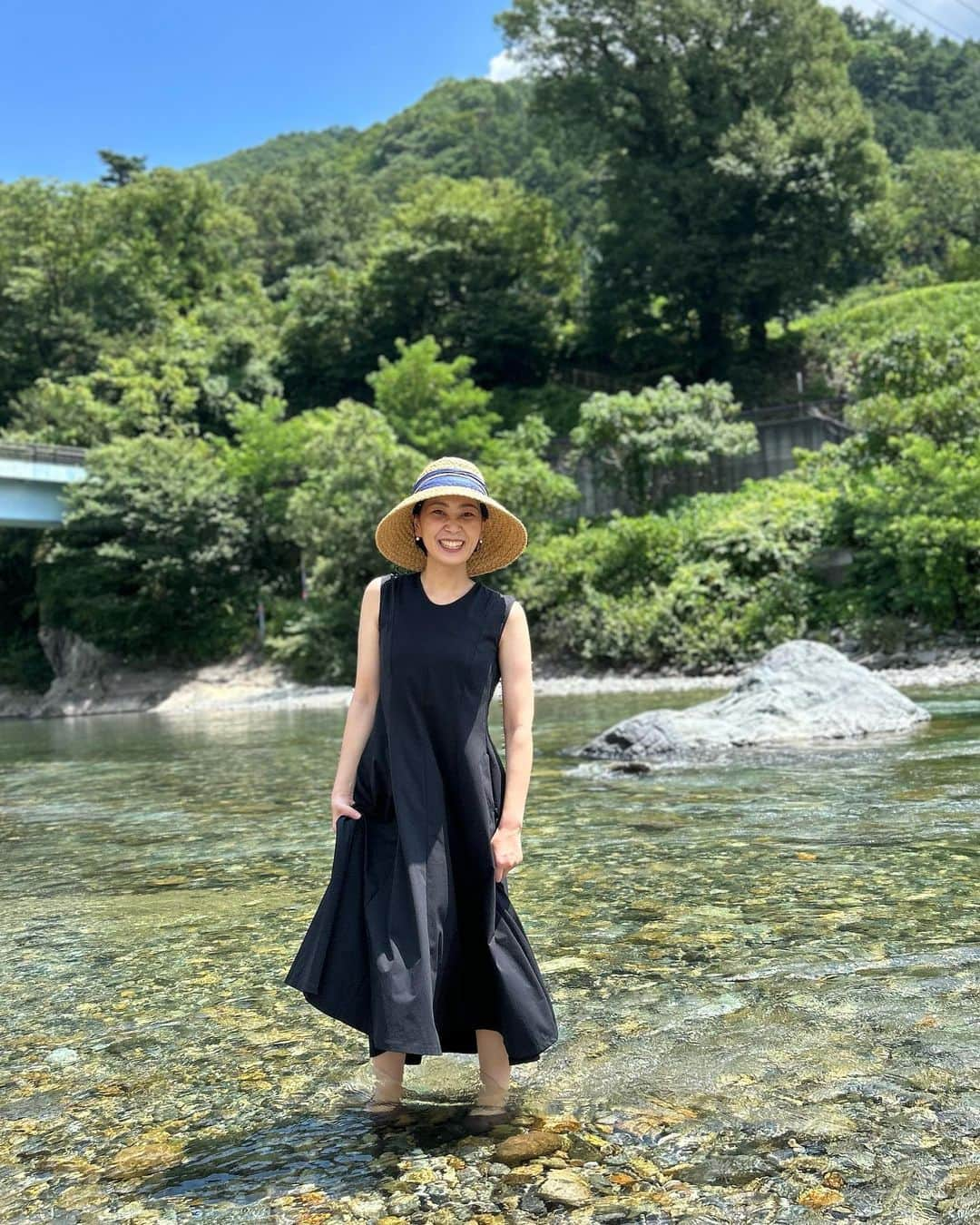 加藤沙知さんのインスタグラム写真 - (加藤沙知Instagram)「夏の思い出。 8月も終わりますね。  写真は、夏休みで実家に帰省した際に、 足元だけ川遊びをした時のもの。  冷たい水が気持ちよかった〜☺️  #川 #周りの子ども達は泳いでた #私も泳ぎたかった  #夏 #夏休みの思い出」8月29日 22時22分 - mrt.kato