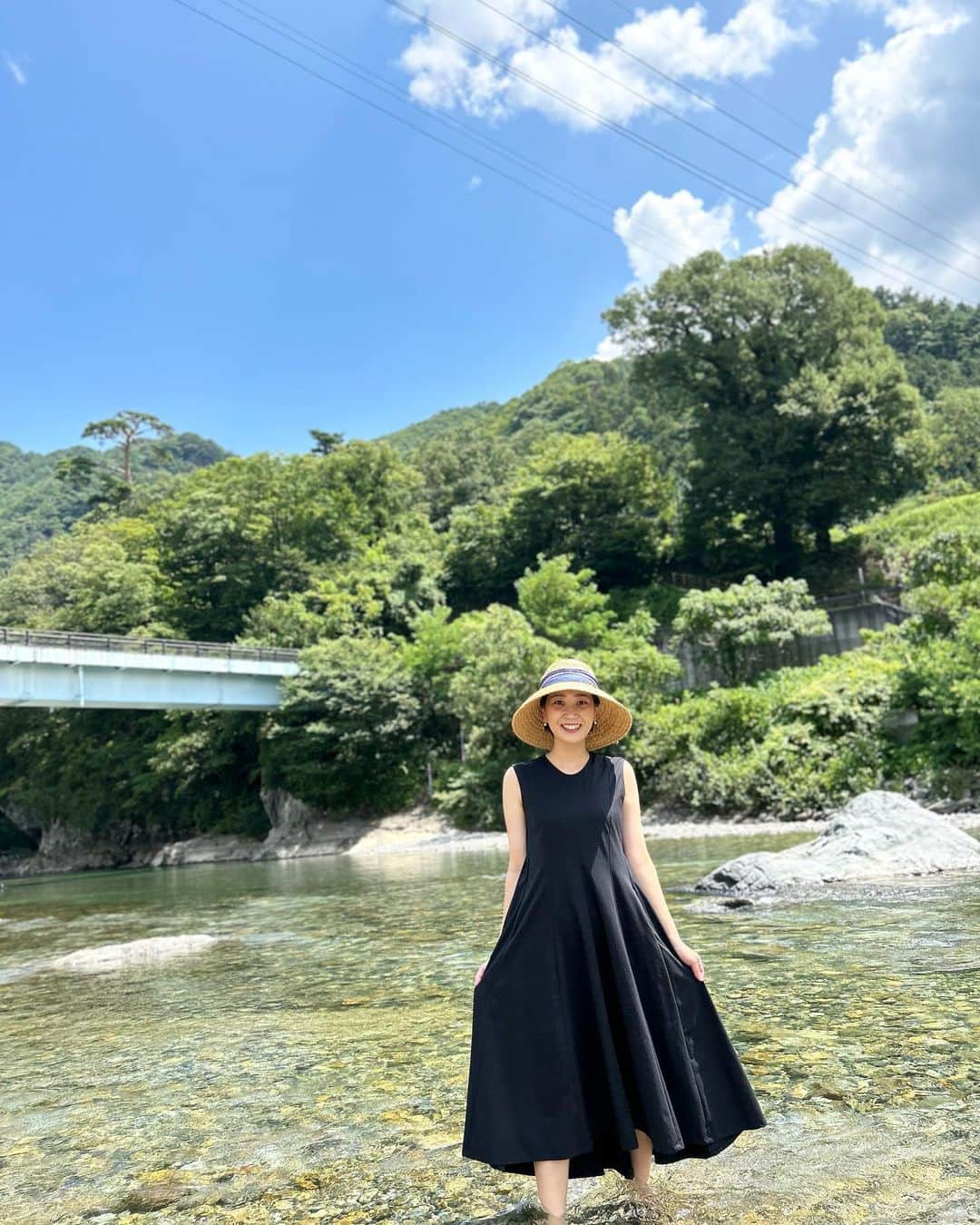 加藤沙知のインスタグラム：「夏の思い出。 8月も終わりますね。  写真は、夏休みで実家に帰省した際に、 足元だけ川遊びをした時のもの。  冷たい水が気持ちよかった〜☺️  #川 #周りの子ども達は泳いでた #私も泳ぎたかった  #夏 #夏休みの思い出」