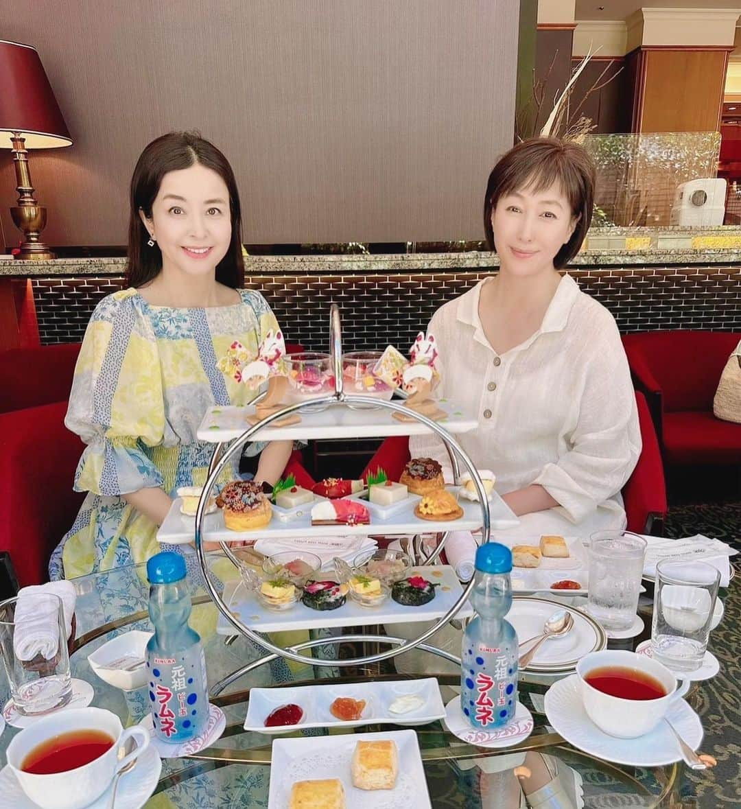 高島礼子さんのインスタグラム写真 - (高島礼子Instagram)「3ヶ月ぶり 桃ちゃんとヌン活🍰 夏のアフタヌーンティー🫖ギリギリ間に合いました🍧 ファミリーヒストリーとか、ご先祖様の話題で盛り上がりました☺️✨  #大桃美代子　さん #ロイヤルパークホテル #ヌン活 #恒例の #アフタヌーンティー」8月29日 22時21分 - reico.official