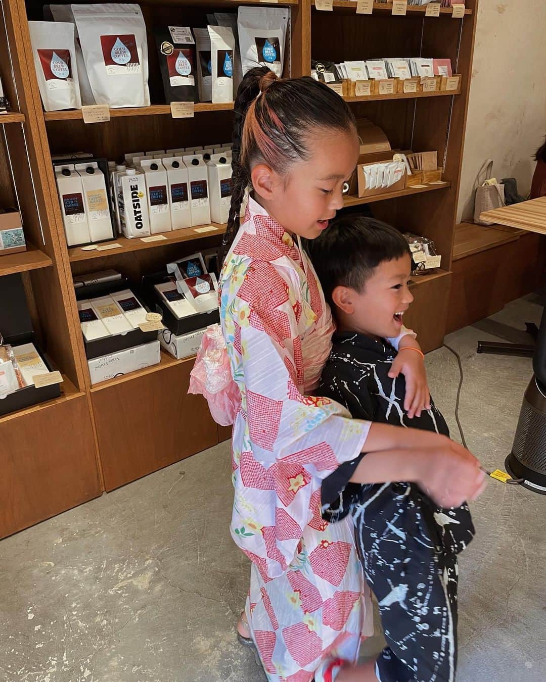 正中雅子のインスタグラム：「夏ーーー🌻🍉🎐  投稿できてないまま8月終わってしまうー！  お友達や家族と盆踊り行ったり、何回もプールや海も行ったー🌊🫶  娘は夏休みもダンスや空手を頑張っていてワークショップに参加したり☺️  夏の思い出たーーーくさん☺️🫶✨  どの瞬間も愛おしい🥰  #2023夏」