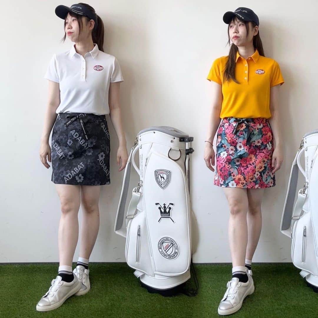 のインスタグラム：「@adabat.official ←今すぐ活躍するアイテムをご紹介中！  いまから晩夏に向けておすすめのスタイリング！  ポロシャツにポイント使いしているフラワー柄と お揃いのスカートで合わせてみました◎  グリーンに映える鮮やかなカラーと、 上品見えするモノトーンコーディネートです♪  トップス #11917820 スカート #11967811  プロフィール欄のアダバット公式サイトへ飛ぶことができます！ ぜひ合わせてチェックしてみてください☺️  #アダバット #adabat #サルーキ #ゴルフコーデ #ゴルフ女子 #ゴルフ男子 #ゴルフウェア #ゴルフ初心者 #ゴルフ  #スタッフスタイル」