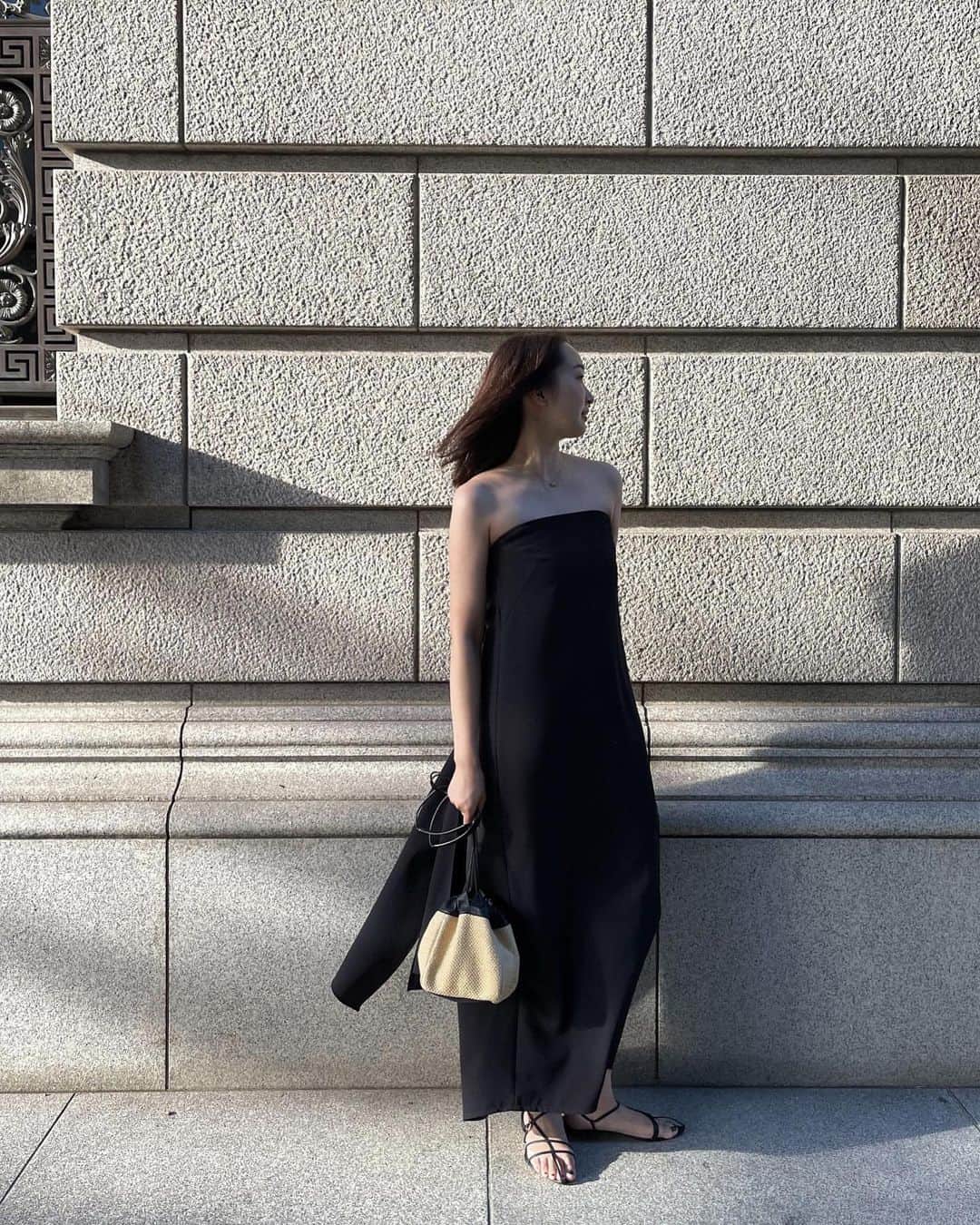大坪はるらのインスタグラム：「ootd dress @snidel_official  bag @jilsander   SNIDELのバックトレーンベアドレス ストラップを外し、シンプルに。 ドレッシーなワンピースを、足元やバッグで少し抜けを出す コーディネートがずっと好き。‪‪❤︎‬  バックデザインの美しさに惚れ惚れ ここ最近の中でもかなりお気に入りコーデです。🤍  #SNIDEL#frayid #jilsander」