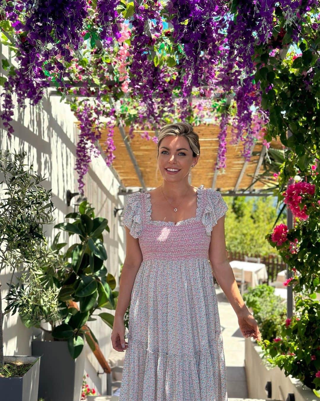 クリスタル・ハリスのインスタグラム：「Postcards from Greece 🇬🇷 #santorini」