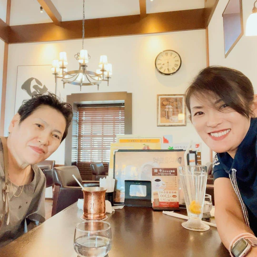 生島早織さんのインスタグラム写真 - (生島早織Instagram)「最終ホール⛳️  7Iで打ったセカンドショットがカップの5ヤード点前に落ちて、カップイン👏  課題を持ってプレーするも、なかなか思う様にスコアにつながらず、ノーバーディゴルフでしたが、最終ホールのイーグルに少し気持ちが軽くなりました😊  ゴルフって〜  色々考える事多過ぎて・・・  シワ増えるわ😭  今日はラウンドレッスンの後、母と合流して☕️  たまにはこんな時間必要❣️  母は、次男の盗塁動画を思い出して笑い出す🤣  母は、双子達に『ばーばは、笑いんぼさん』と、言われている😆  直ぐにケラケラ笑う🤣 笑いが止まらない🤣  怒りんぼさんより良いよね😅  双子達よ❣️ どうかママを怒りんぼさんにさせないでおくれ〜😅  #双子育児 #双子ママ #ママはプロゴルファー  #イーグル #最終ホール #笑んぼう #怒りんぼ  #母と☕️」8月29日 22時17分 - saori.ikushima