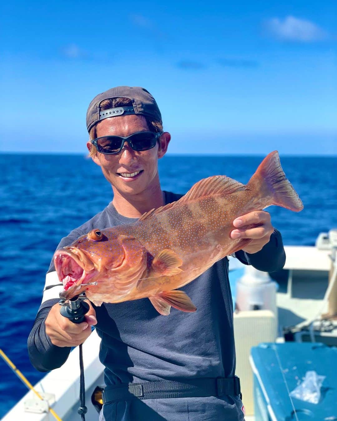 安藝正俊のインスタグラム：「古宇利島沖にて🛥  アカジン 約2kg  くぅー、たまんないね😆  仕留めた高級魚たちを 捌いて調理までしてもらってみんなで打ち上げ🤤  次はもっとデカいやつと闘うぞ🔥  《着用サングラス》 @zeque_by_zeal  STELTH : MAD BLACK / TRUE VIEW  #沖縄#沖縄移住#沖縄好き#沖縄好きな人と繋がりたい#釣り#釣り好き#釣り好きな人と繋がりたい#偏光サングラス#グラスコード#アカジン#okinawa#okinawalife#polarized#polarizedsunglasses」