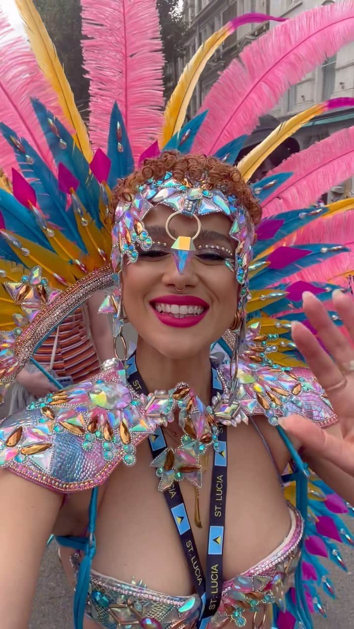 ナタリー・エマニュエルのインスタグラム：「I had a necessary break from social media and was on a quiet one for the past month… but it felt only right to return with a reel about my happiest two days of the year! Immersed in Caribbean culture, celebration… and most importantly JOY! This year on day 2 I did mas and costume for the FIRST time ever with @airam_tribe and @lagniappe_mas. Costumes designed by the incredibly talented @tiffanni_t. Thank you so much for having me! I had the best time! All thanks to my lovely friend @curvynyome for putting me on and guiding me through my first mas! #nottinghillcarnival2023 #nottinghillcarnival #prettymas #firsttimer #caribbeanandproud #🇩🇲 #🇱🇨 #domilucian」