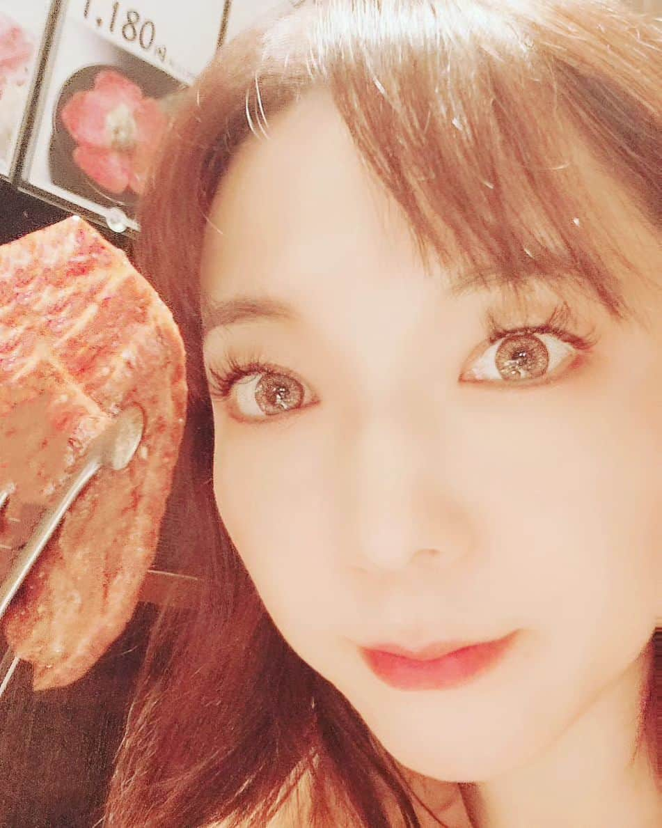 花咲ゆき美のインスタグラム：「今日、8月29日は #焼肉の日 焼肉が食べたくなって、みんなで食べに行ってきました🥩  タン塩から食べて～ 最後は…みすじ😆 私は三十路じゃなくて、四十路を少し越えたとこ(笑)  デザートは冷麺🤣  #花咲ゆき美」