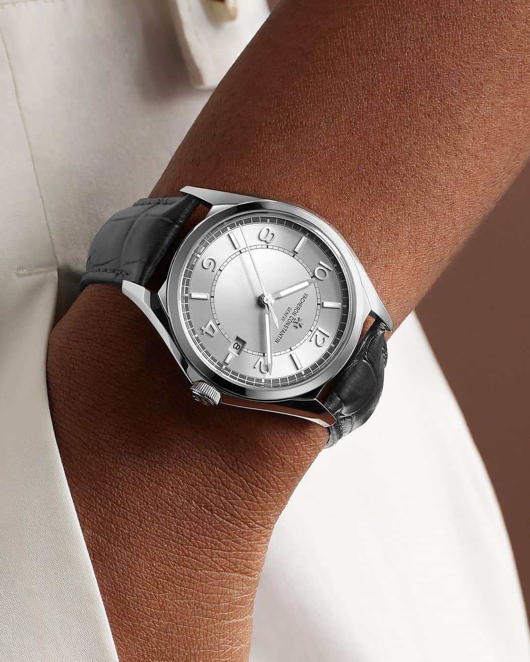のインスタグラム：「Understatement.🎸  The Fiftysix Self-Winding truly encapsulates Vacheron Constantin’s elegance in its purest form.  The 40 mm-diameter steel case of this model houses a mechanical self-winding movement, Calibre 1326, endowed with a 48-hour power reserve.  Featuring the 22 carats openworked Maltese cross-shaped oscillating weight, this watch displaying the hours, minutes, central seconds and an aperture-type date indication is equipped with a stop-seconds device.  #VacheronConstantin #OneOfNotMany #vacheron #thehourlounge #watches #watch #watchesofinstagram #horology #watchoftheday #instawatch」
