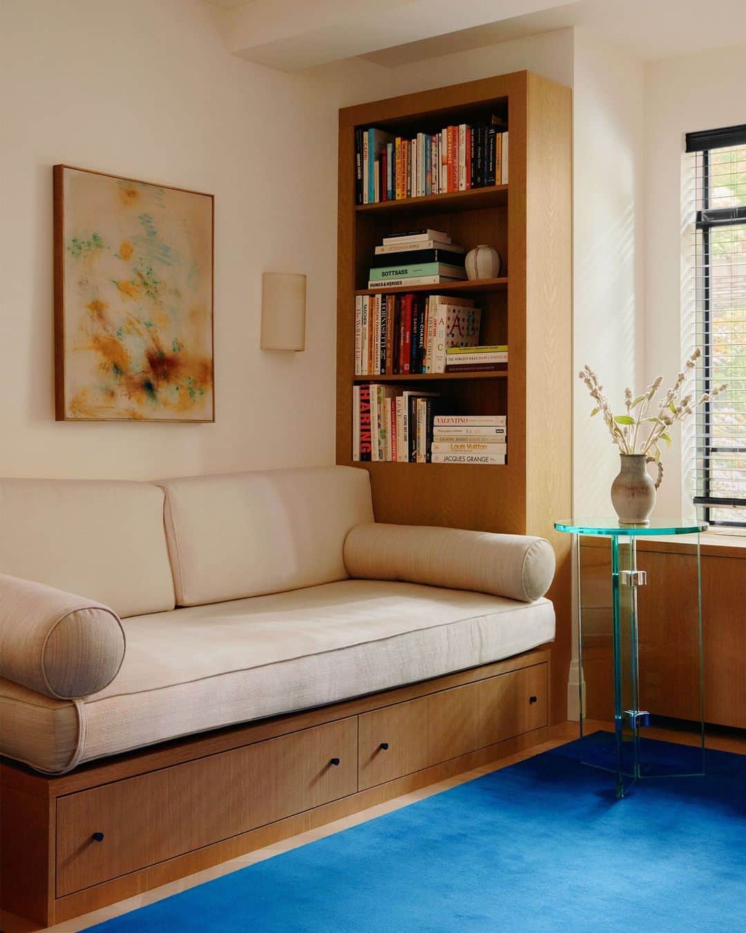 ELLE DECORのインスタグラム：「When your life is as hectic as PR and marketing guru Simon Huck (@simonhuck) (you’ll know him from “The Kardashians”) and Phil Riportella (@piptherip), you want an apartment that exudes calm. Enter ELLE DECOR A-List designer Michelle R. Smith (@michellersmithinteriors), who “wanted this house to feel like an exquisitely tailored Loro Piana coat,” she says. “We used all these cashmere colors, like cream and white, along with the oak.” The vibe extends to Huck’s office, where he enjoys working perched on the custom daybed. An Yves Klein–blue rug anchors the space. Huck had seen a runner in that color at a friend’s house and suggested it to Smith, who then (pun intended) ran with it.  To see Smith’s exquisite transformation, as toured in our September 2023 Style Issue, click the link in the bio. Written by Max Berlinger (@isuredontknow). Photographed by @william.jess.laird.」