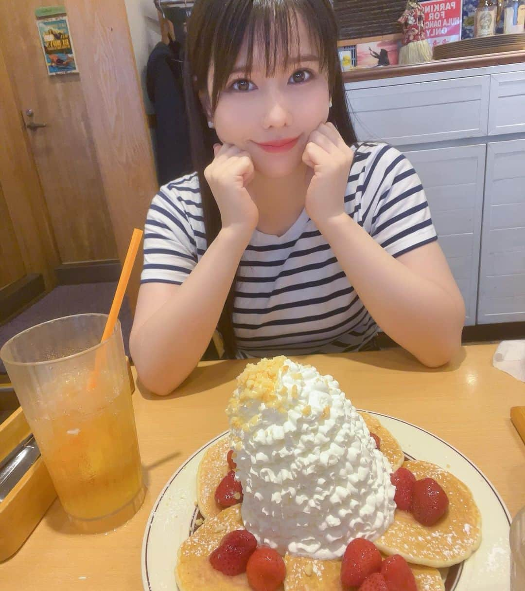 新垣優香さんのインスタグラム写真 - (新垣優香Instagram)「本当はふわぷる系のパンケーキが一番好きだけどこのタイプも好き😋😋😋 #久々に食べたら美味し過ぎた#コロナ治ったしこんくらい食べてもいいでしょ#この後パンケーキチャラになるくらい運動したし#実質カロリーゼロ#グラビアアイドル#新垣優香」8月29日 22時25分 - aragaki_yuka