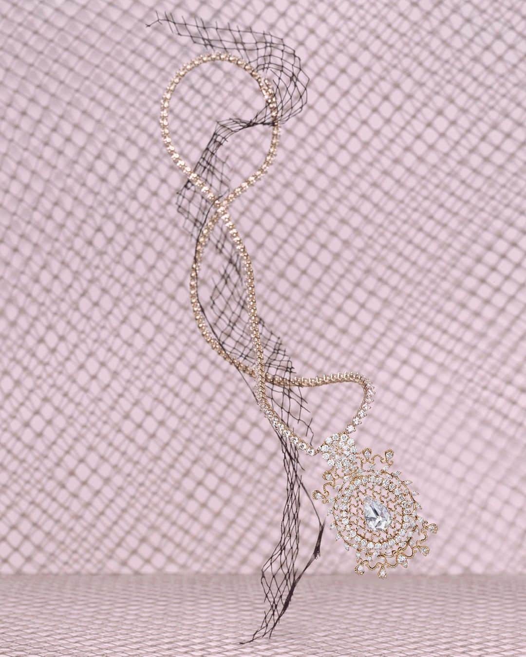 クリスチャンディオールさんのインスタグラム写真 - (クリスチャンディオールInstagram)「Presenting 'Dearest Dior,' an exquisite #DiorHauteJoailerie collection by @VictoiredeCastellane featured in #DiorMagazine 43. A tribute to the enduring legacy of Christian Dior, it harmoniously blends sensuality and creative prowess. Consisting of seventy-eight distinctive creations, the designs reflect an embodiment of a multifaceted femininity, at once fragile and powerful, yet timeless and profoundly contemporary. © @BrigitteNiedermairStudio」8月31日 9時00分 - dior