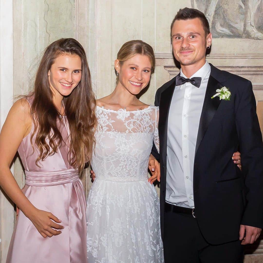 カロリーナ・モスケーニのインスタグラム：「“The greatest gift our parents ever gave us was each other.” ♥️ #familyfirst #love #siblings #lifewithsmile」