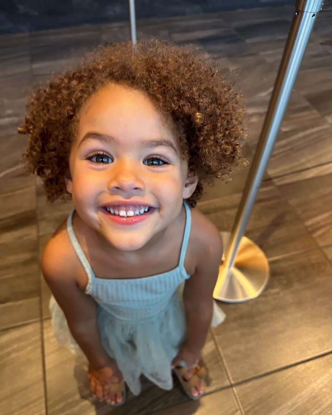 ニコール・ミッチェル・マーフィーさんのインスタグラム写真 - (ニコール・ミッチェル・マーフィーInstagram)「My little joy 🥰   #evie #grandchild #curlyhair #prettygirls  #smile」8月29日 22時32分 - nikimurphy