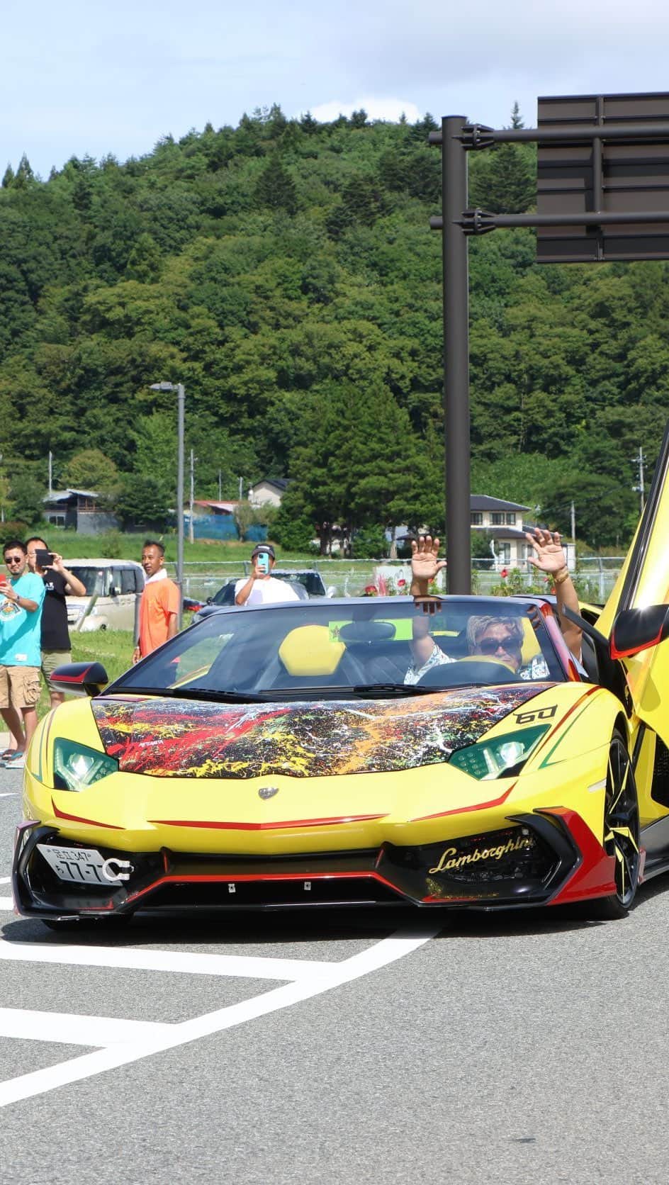 諸星伸一のインスタグラム：「⭐️ランボルギーニ×諸星伸一⭐️  諸星伸一＝ランボルギーニ  #lamborghini #ランボルギーニ #morohoshi #諸星伸一 #fightingstar #ファイティングスター #fsbk #世界最強モロックマ #世界最強諸星一家 #諸星一家 #powercraft  #lexani #lexanijapan #rockford #tokyo #japan」