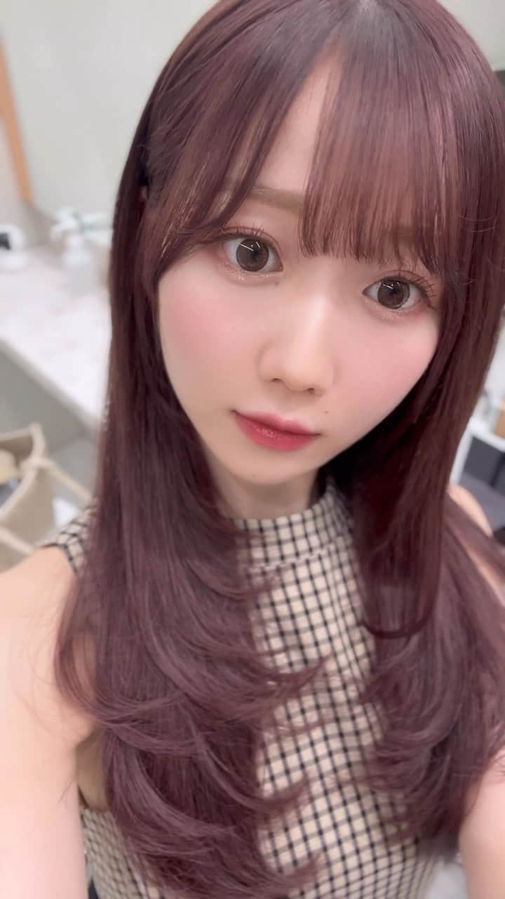 大谷映美里のインスタグラム：「新しい髪色🤎 ブラウンにピンクが混ざった可愛いカラー🍒💕 レイヤーも入れていただきました✂️ 可愛くてお気に入り🫶🏻 @_nonsugaaar_ さんありがとうございます！」