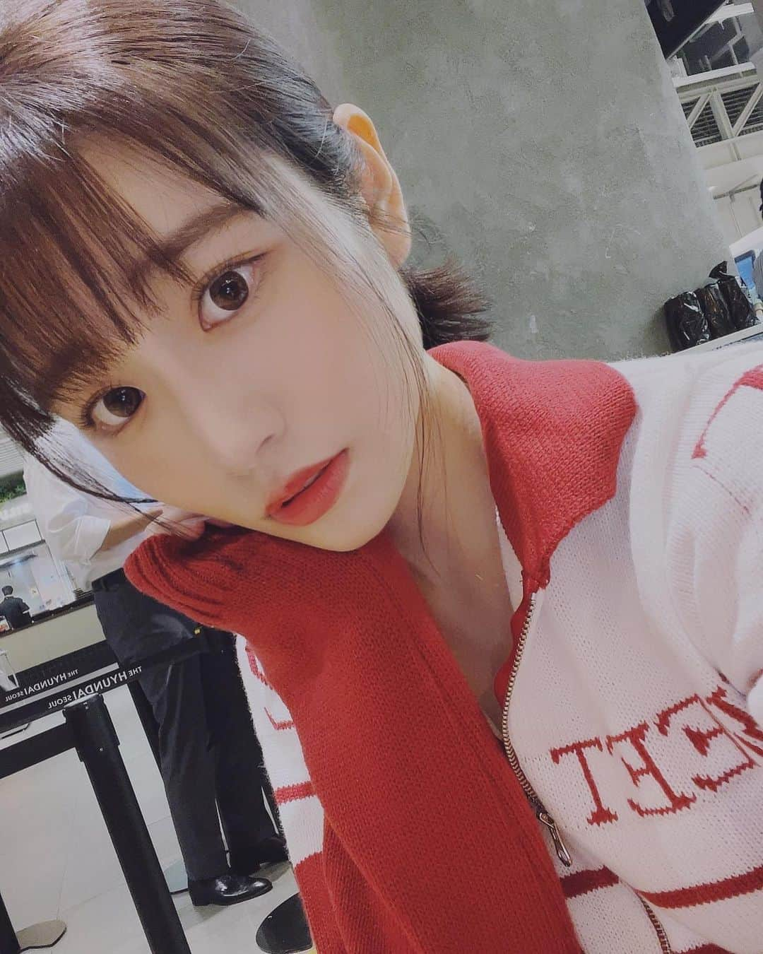 河北彩花のインスタグラム：「⁡ ⁡ やっぱり赤いお洋服がすき❤️𓂃 𓈒 とってもラフな格好してました👖💭 ⁡   #韓国ファッション」