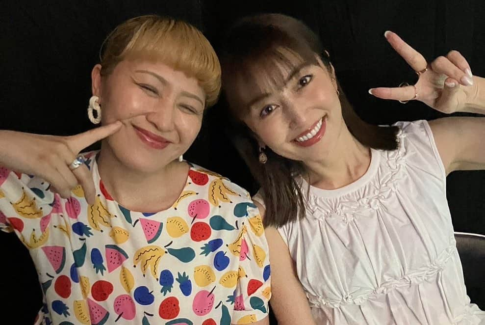 丸山桂里奈さんのインスタグラム写真 - (丸山桂里奈Instagram)「おやすみは耳裏から入ります👂 ラヴィットロック2023の余韻がまだ右肩に乗っかってます🎵私は今回、明日があるさのみでしたが、ファミリーのみんなの歌や演奏など見たり、本並さんと南波さんの戦いなどを見て、次は自分も何かやれたらいいな〜と思いました😳 大人になってからこんなファミリーになっことないし、ラヴィットファミリーだけでなく、ラヴィットをずっと応援してくれてるみなさんはみんなファミリーで🤝だからこんな大家族見たことないし、なれたこともなくて私は何番目の姉になるのかなとか色々考えました。間違いなく年齢から言えば本並さんが長男ですし、きっと学級委員を引き連れているジャイアンみたいな役割な気がします✌️⚽️ スタッフさんも朝から晩まで準備から片付けから本番も汗水流してたくさん私たちのために動いてくれたので、本当に私はギャラの少しを横流ししてもいいのではないかなと思うくらいのボーナスをあげたい気分でした。 ラヴィットを通じて、スタッフさんとこんなにも仲良くなるなんて初めてだし、本当に近所にみんなで住んでしまい，たとえば区がみんな顔見知りの街なら私はどんな高い物件でも買うだろうなと思います😆 それくらい本当に私たちには大切な人たちと場所なので、ずっとずっとこういうイベントや、番組が続いていけるようにとにかくカラスにはお願いしました🐦‍⬛近所のカラスです。最近通いカラスがいなくなり通り道すれ違いカラスはよくこちらを見てるので話しかけながらラヴィットの話もしたりはしています。そうするとほぼ黒の目でカラスが聞いてくれる日常です🏠 いつも以上にラヴィットロックでの川島さんのあのロックな感じはかっこよかったし、ギャルルのあこちゃんも可愛かったし、あややの田辺さんも癒されたし、おだみょんには涙落ちかけたし、草薙さんの歌にも心動かされるものがあったり、南波さんのパフォーマンスも圧巻で、明日があるさもみんなで熱唱できたのも喉仏繋がれたし、まだまだたくさんありましたが、とにかく私の一生の胸板の左上に刻まれました😳❣️🌱 また胸板に刻めるようなそんな瞬間をラヴィットファミリーと共に増やしていきたいです🫣🤝  #ラヴィットロック2023 #表側 #最高メンバー #ラヴィットファミリー #川島さんがかっこよすぎた #裏でみんな言ってました #やっぱり普段見せる顔と違うとギャップがあります #みんなみんな素敵でした #次回は私も何かしたいな #本並さんとは喧嘩継続中 #最近多いな #本並さんが守るゴールにシュートを突き刺したい #そんなこんなでまだまだ余韻 #おやすみなさい #今日もぷくぷくすぐ寝ました #朝まで寝ます #お利口すぎます #また明日も頑張りましょう #いい意味で #インスタバエ」8月29日 22時47分 - karinamaruyama