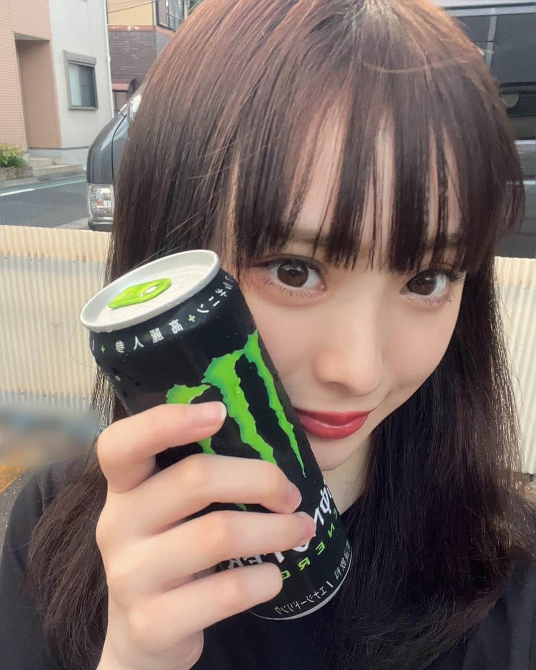 梅山恋和のインスタグラム：「初めて飲んだ〜  今日も1日お疲れさま⭐︎  .  .  #モンスターエナジー#エナジードリンク」