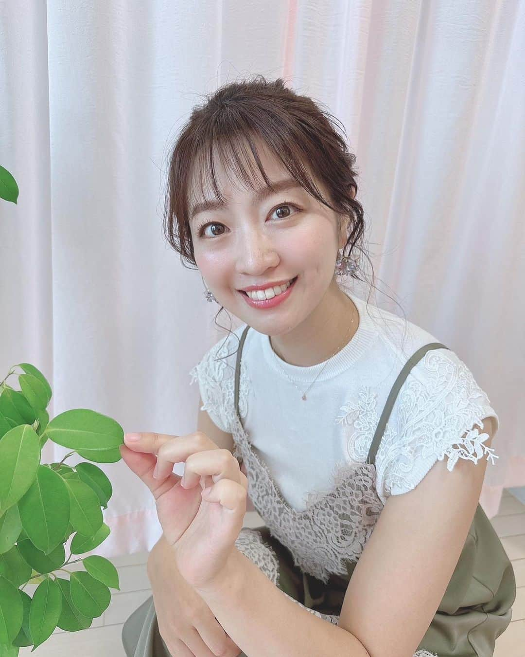 湯浅知里のインスタグラム：「♡♡ . . ピンクとオレンジを合わせた プルプルメイク😊🍊🍑 ヘアはシニヨン🥺  競馬中継🏇とコンサ⚽️のイベントの司会があったので しっかりめにヘアセット✨ いつも通り可愛く清楚に仕上げてもらいました☺️ . PUNONにくると お仕事頑張ろう！って思える🥺癒しのサロンです🥺🔥 秋も行きたいなぁ〜🍂 ニット🧶×PUNONメイク💄🥺 . HARUKAさんいつもありがとうございます😋 . #PUNON #ヘアメイク #ゆるふわ」