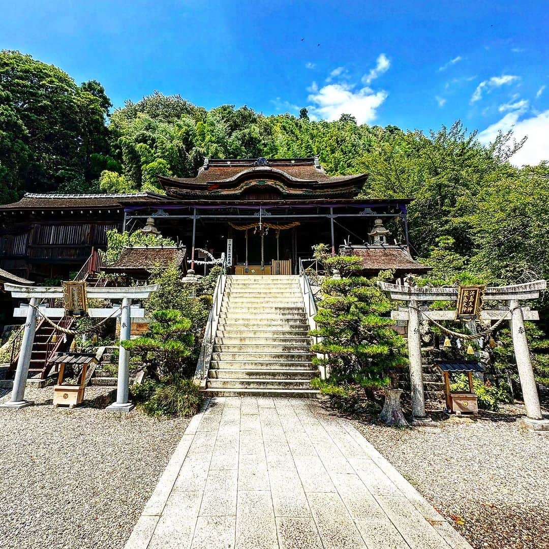 LOVE ME DOのインスタグラム：「滋賀県の竹生島神社（ちくぶしまじんじゃ）に行きました！  #滋賀県 の #琵琶湖に浮かぶ #竹生島 （ちくぶじま）  には『 #宝厳寺 （ほうごんじ）』や、 『 #竹生島神社 【 #都久夫須麻 （つくぶすま）】神社』が鎮座しています。古くから「 #信仰の島 」「 #神の住む島 」と言われています。  私的には、YouTubeにアップした 5:58辺りに出てくる 『 #黒龍堂 』 #黒龍大神 、#黒龍姫大 に とてもパワーを感じました。  『 #竹生島神社 （ #都久夫須麻神社 ）』の 御祭神は四神。  ・ #市杵島比売命 （いちきしまひめのみこと） 【弁財天（弁才天）】  ・ #宇賀福神 （うがふくじん） 【弁財天（弁才天）】  ・ #浅井比売命  （あざいひめのみこと） 【産土神】  ・ #龍神 【 #八大龍王 の一尊である #黒龍 （こくりゅう） 〈雨や水を司る神様（ #水神様 ）と言われています。〉】  の四柱。  9月6日発売！  『Love Me Doの月と龍が導く守護龍占い 2024 』  Amazonで予約開始しました！    #2024年 は #辰年 ということで、  #守護龍 と一緒に開運を！   2023年9月の運勢～2024年12月までの  毎日の運勢などが載っています。  2025年の運勢のことも！  その他、  新月や満月の願い事についても 載っています。  是非、 予約してね！  9月17日（日）に 名古屋でイベントをやります！ 『Love Me Doラブちゃんの開運占いトークライブin名古屋』来てね！  10月11日水曜日 東京で占いトークライブやります！ 来てね！」